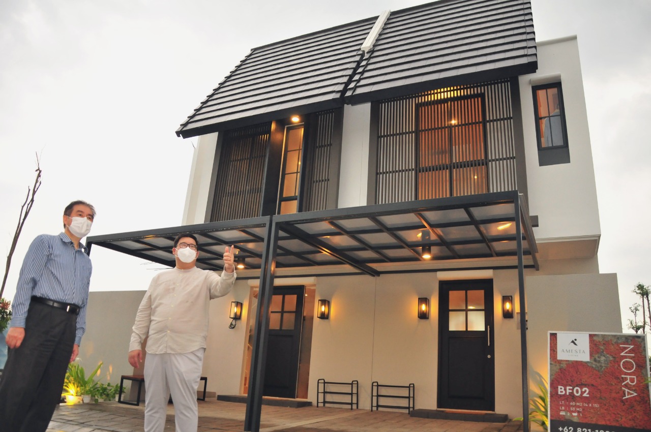  Direktur Pemasaran Intiland untuk Surabaya Harto Laksono dan Dirut PT GAS Hans Wibisono di depan rumah contoh Amesta Living.