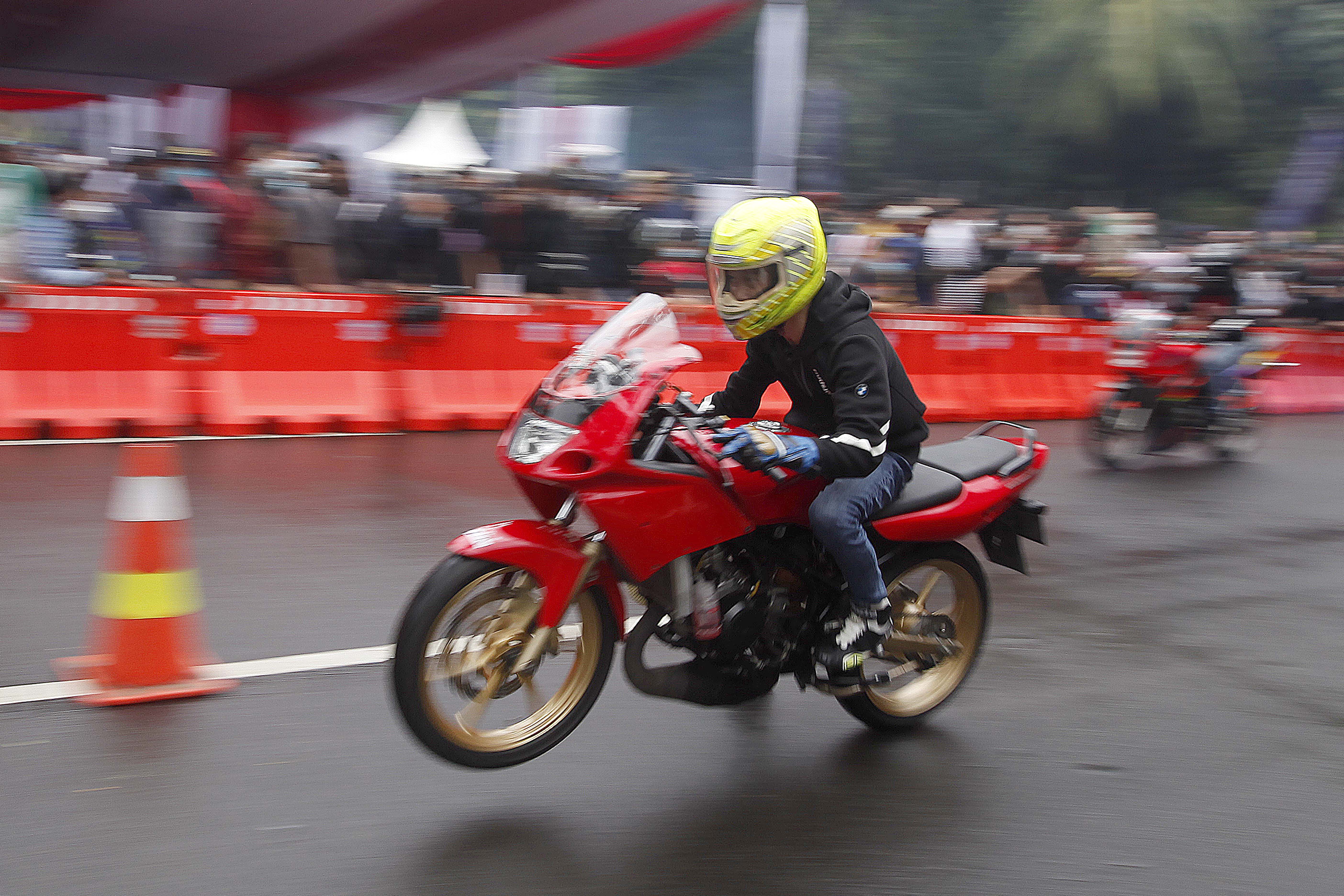 Pebalap memacu kendaraannya dalam ajang Street Race yang digelar Ditlantas Polda Metro Jaya di Taman Impian Jaya Ancol