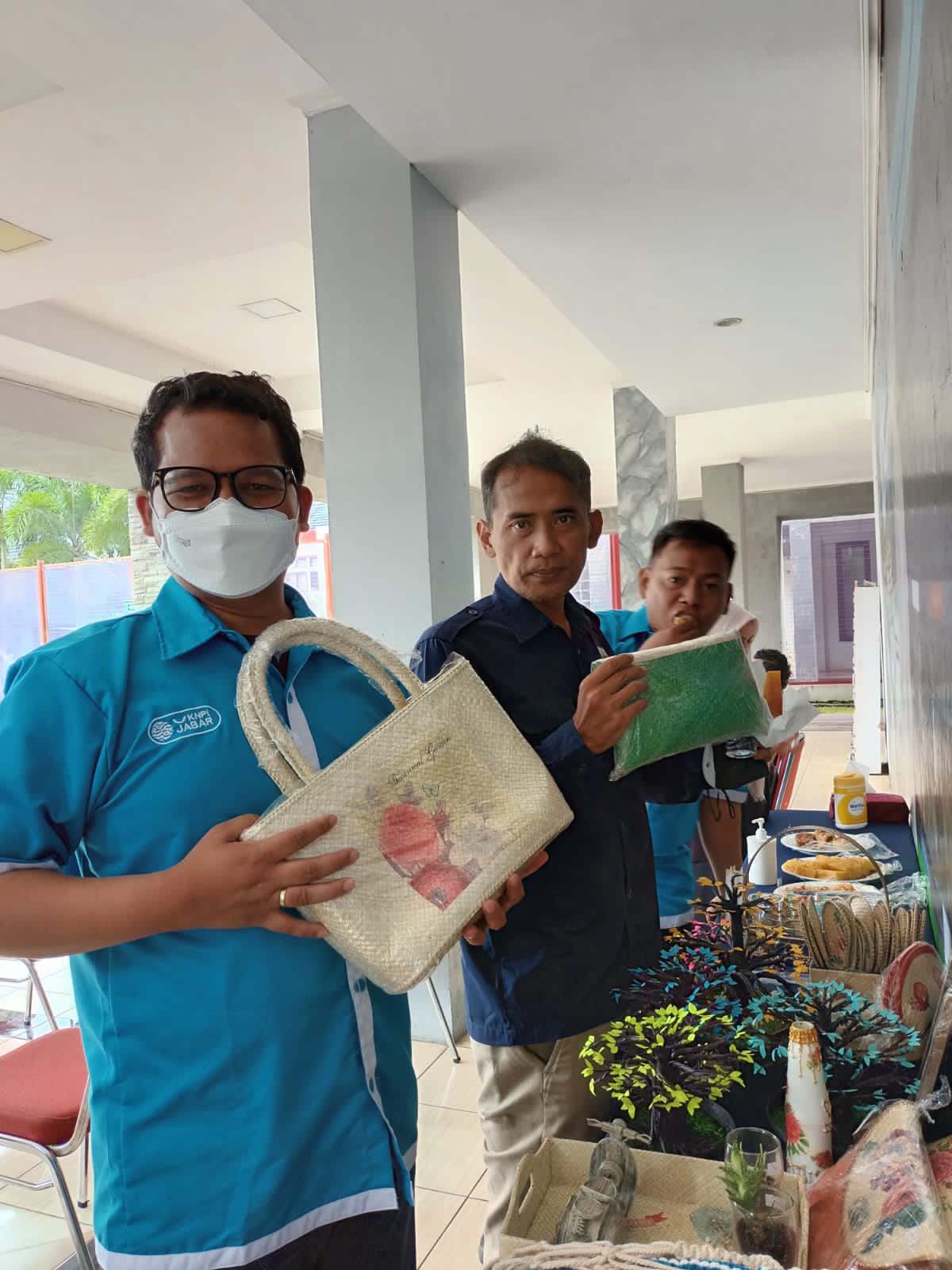 Pengurus KNPI Jawa Barat memperlihatkan karya anak-anak di LPKA Bandung