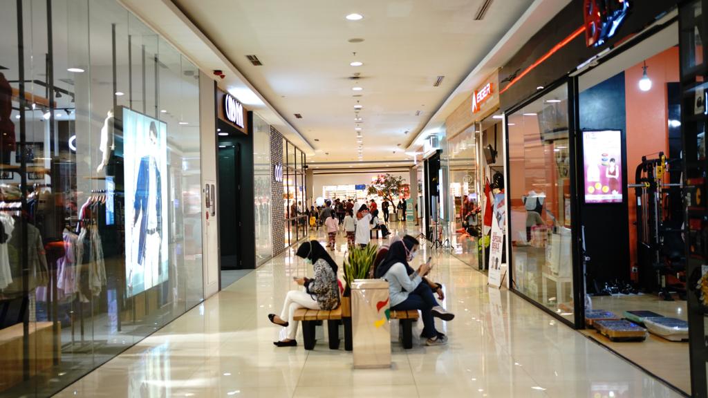 Warga menerapkan protokol kesehatan saat beraktivitas di TangCity Mall 