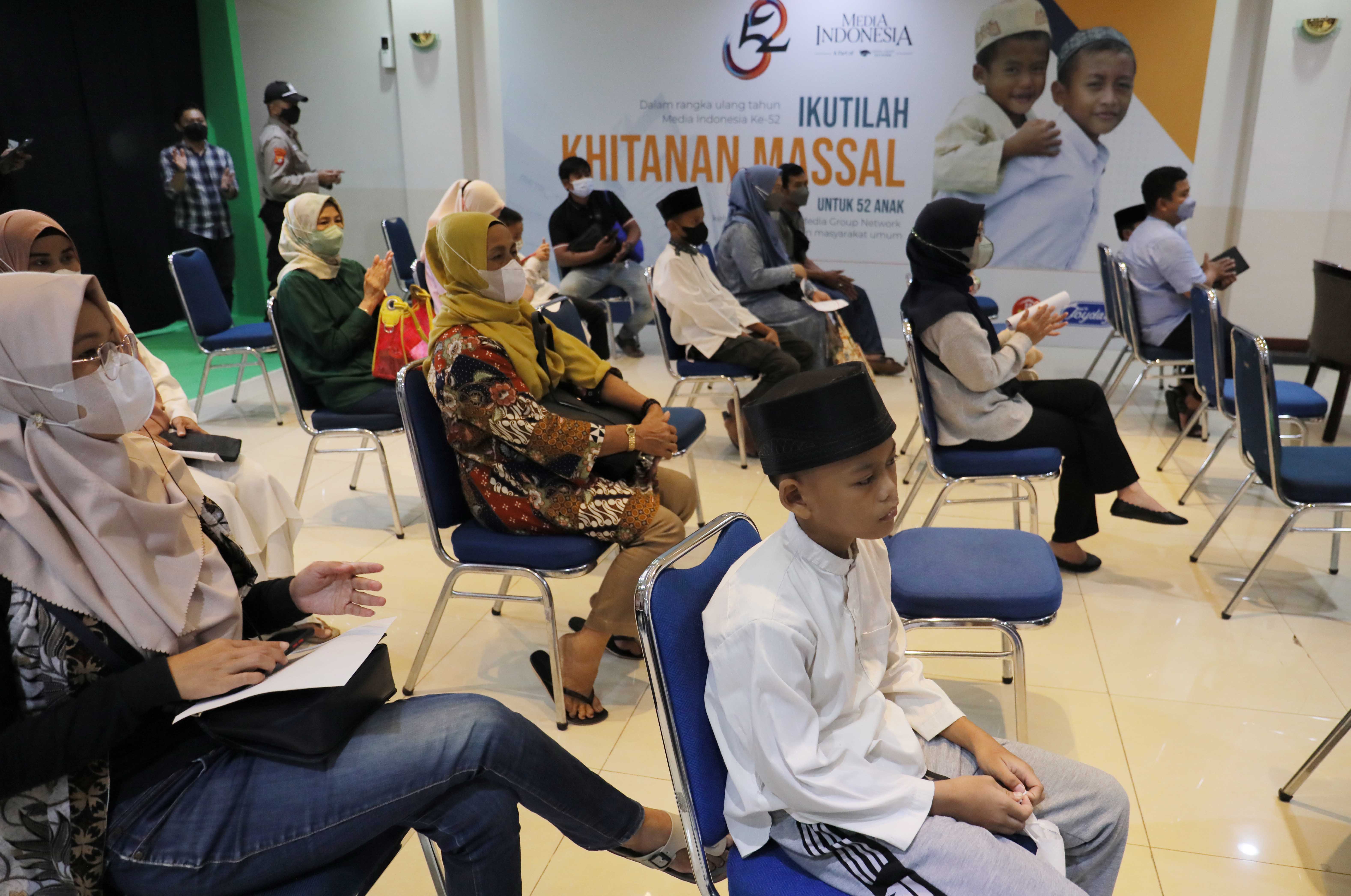 Anak-anak yang akan mengikuti sunatan masal HUT Media Indonesia ditemani orang tuanya menunggu giliran disunat, Rabu (5/1)