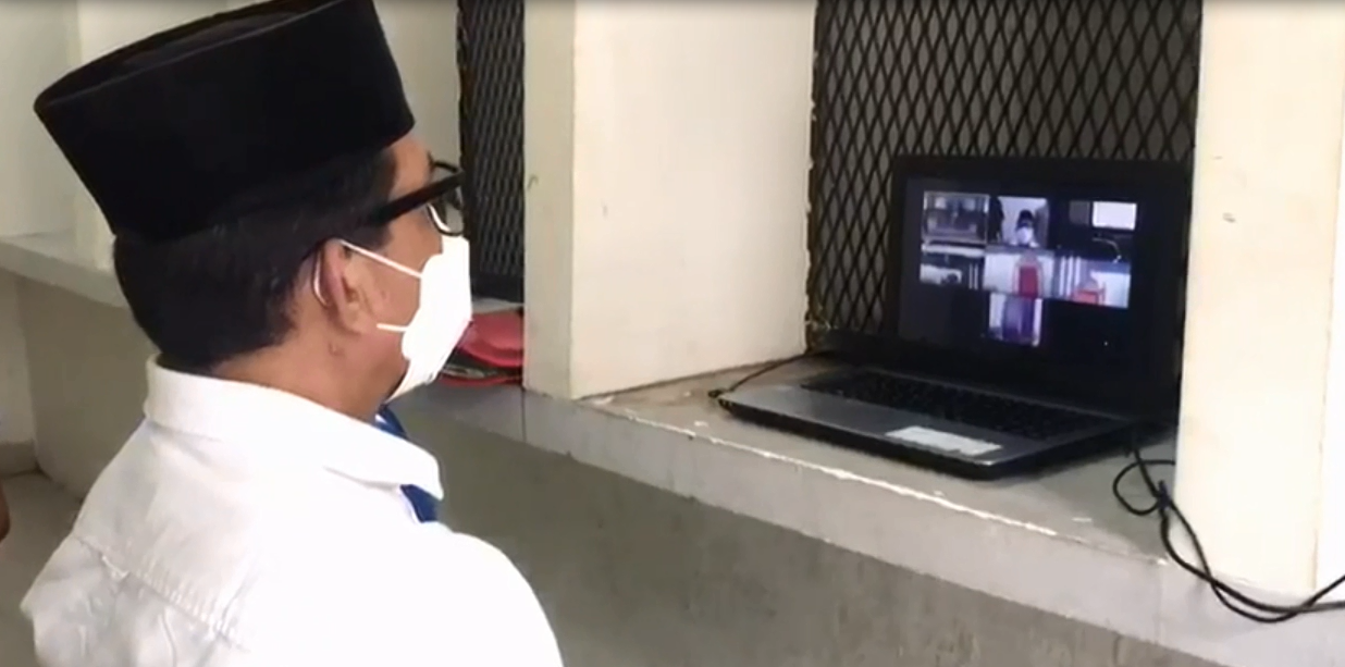 DEKAN Universitas Riau (UNRI) Syafri Harto yang kini berstatus nonaktif menjalani sidang perdana kasus pelecehan seksual.