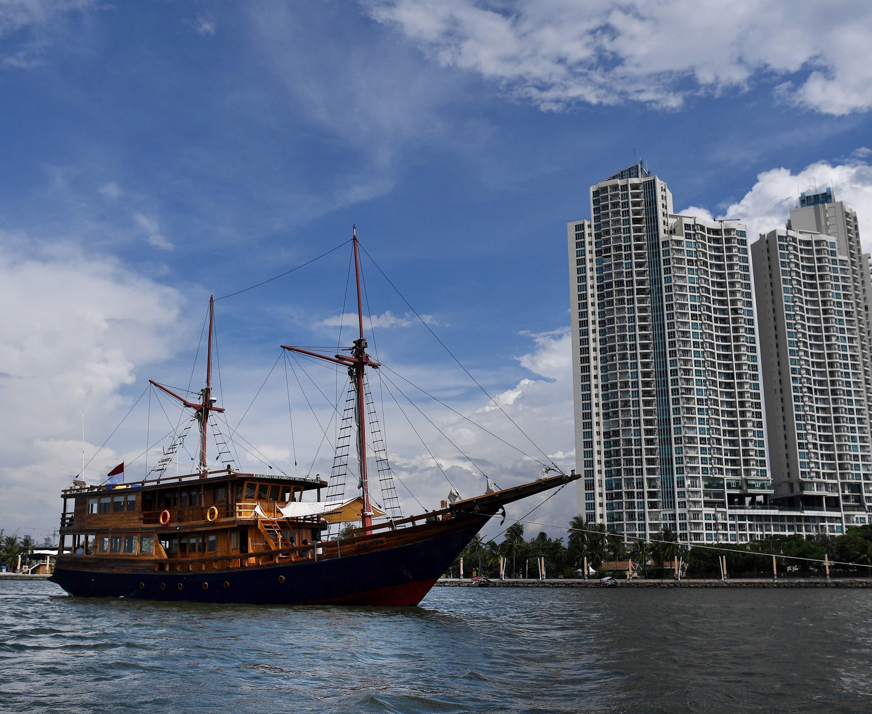 Ilustrasi Kapal Phinisi bersandar di Taman Impian Jaya Ancol, Jakarta Utara. 
