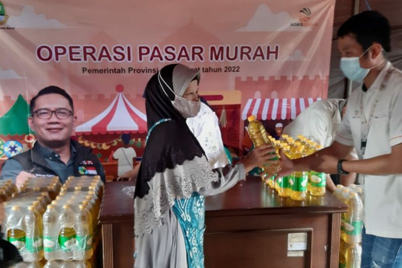 Operasi pasar murah minyak goreng yang diadakan oleh pemerintah di Pasar Sehat Cileunyi Kabupaten Bandung, Senin (10/1/2022). 