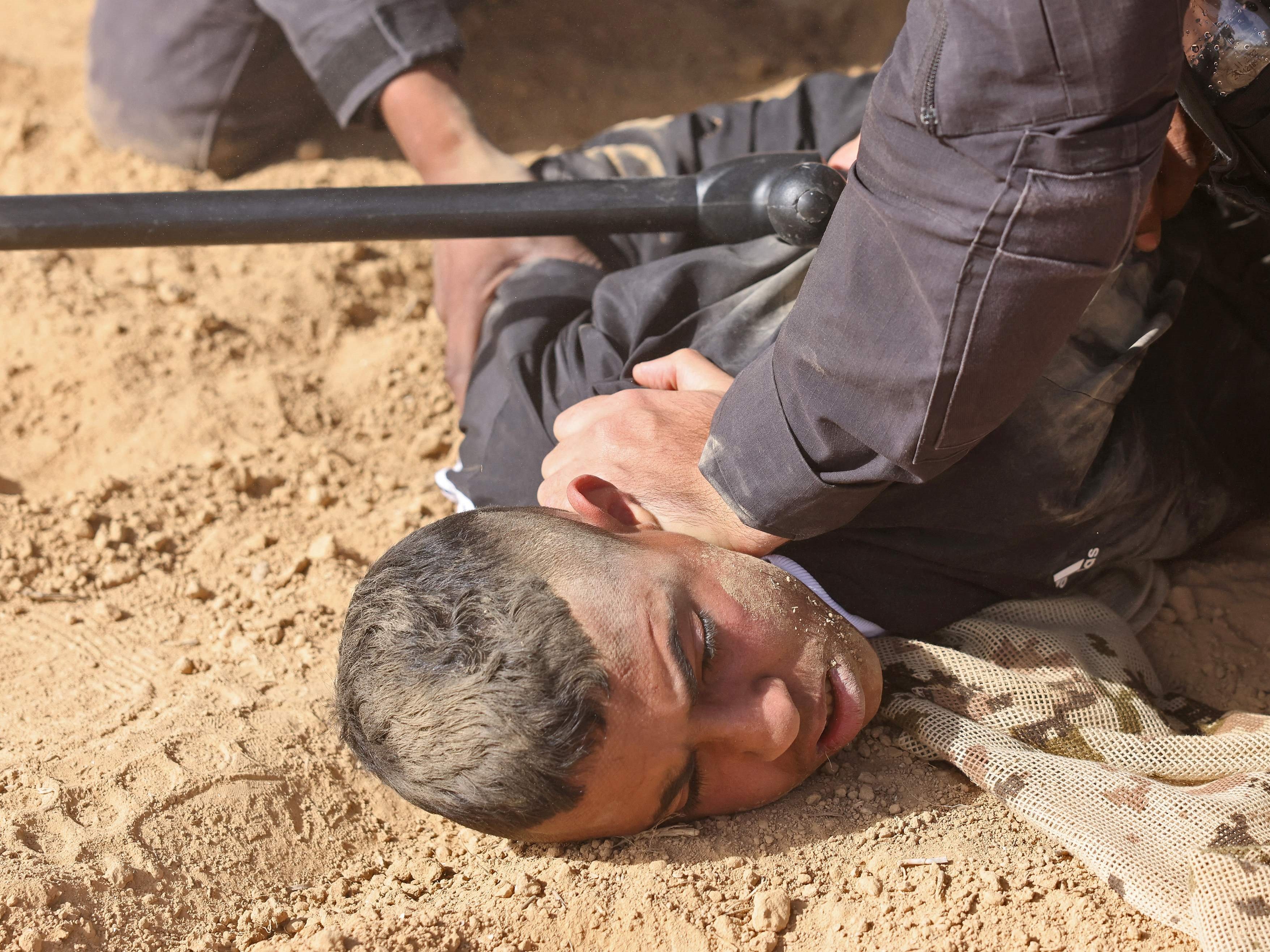 Polisi Israel menahan seorang pria saat Badui memprotes di desa Israel selatan Sa'we al-Atrash di Gurun Neguev terhadap proyek penghijauan.