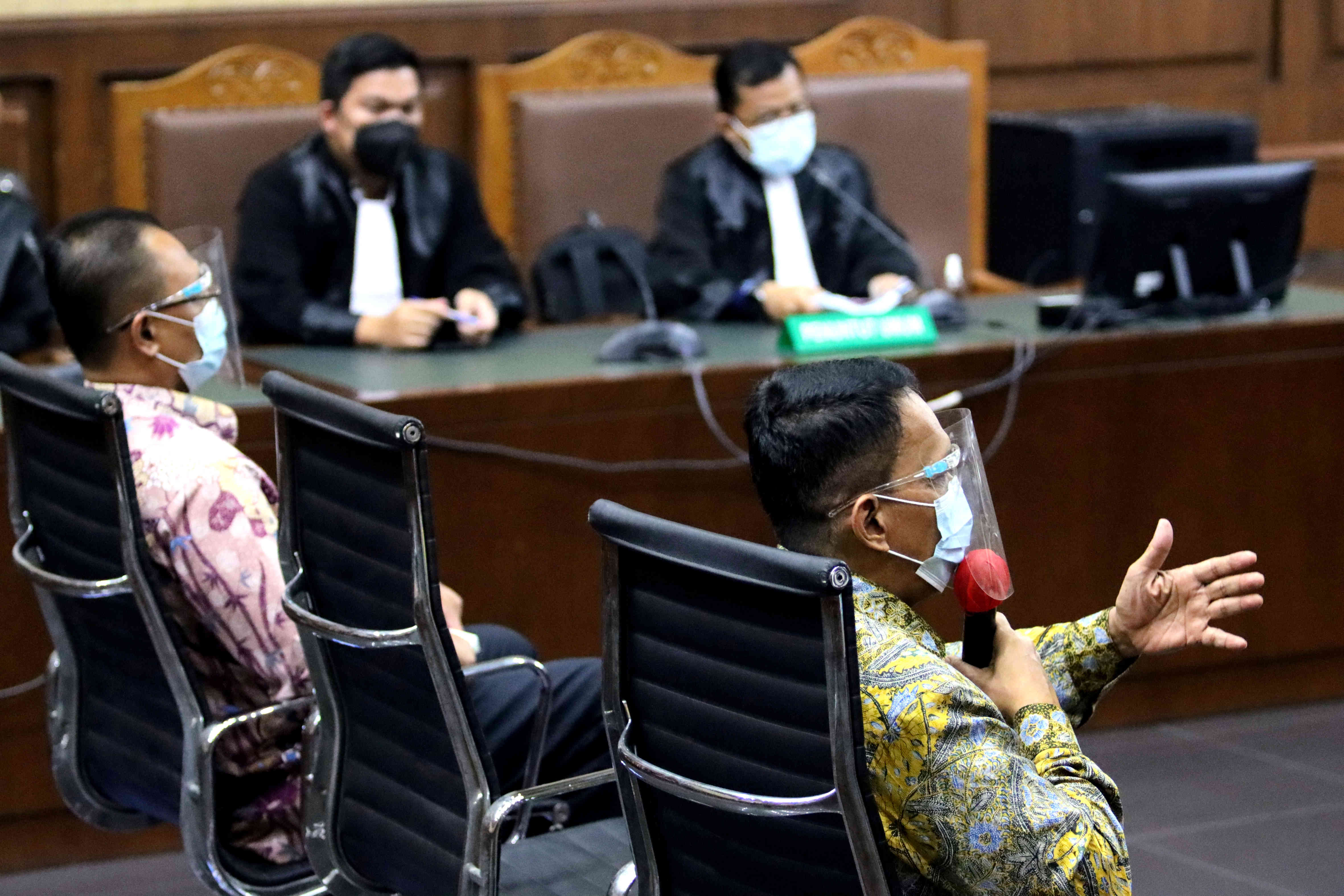 Mantan pejabat Ditjen Pajak Angin Prayitno Aji dan Dadan Ramdani menjalani persidangan kasus dugaan suap