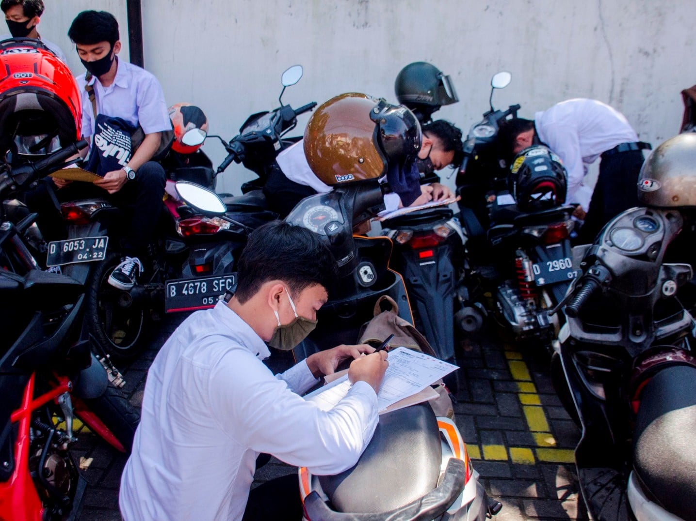 Area parkir motor salah satu restoran makanan cepat saji di Bandung, Jawa Barat.