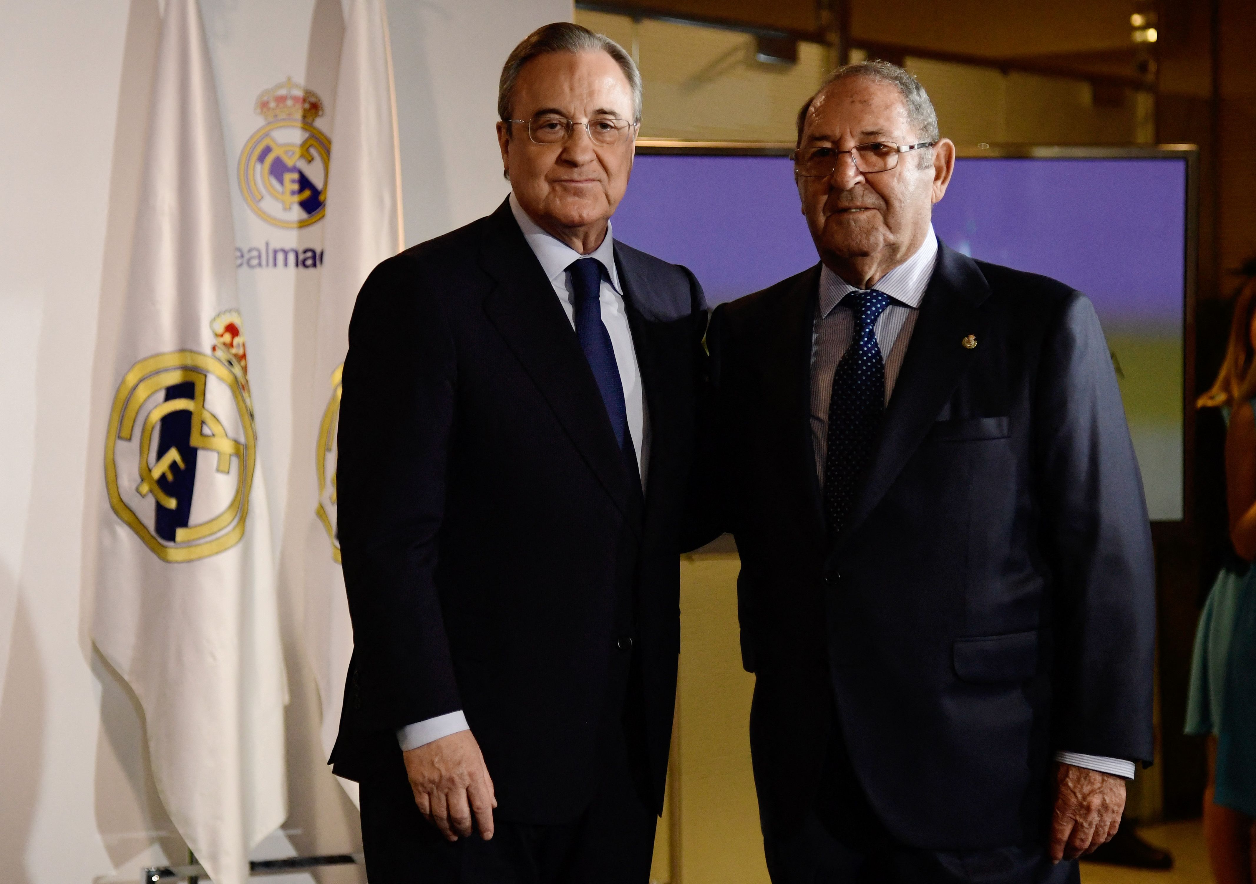 Presiden kehormatan Real Madrid Francisco Gento (kanan) berfoto dengan Presiden El Real Florentino Perez pada 19 Juni 2017.