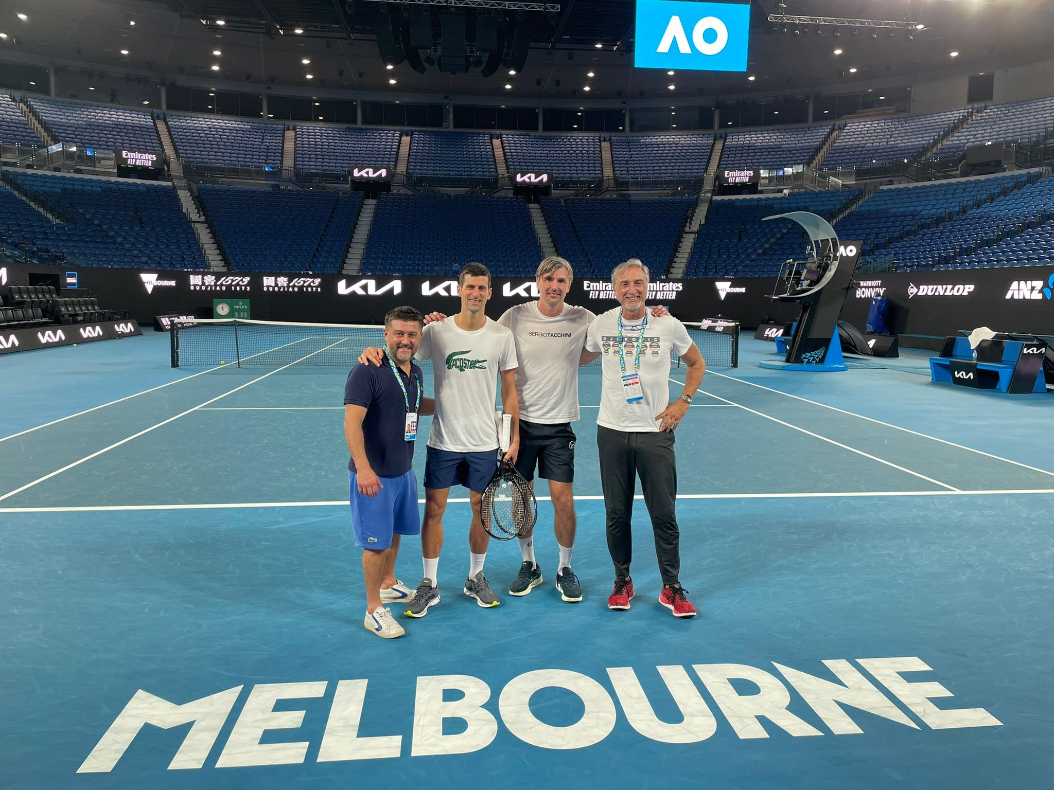 Petenis Serbia Novak Djokovic berpose dengan timnya di sebuah lapangan di Melbourne, Australia.
