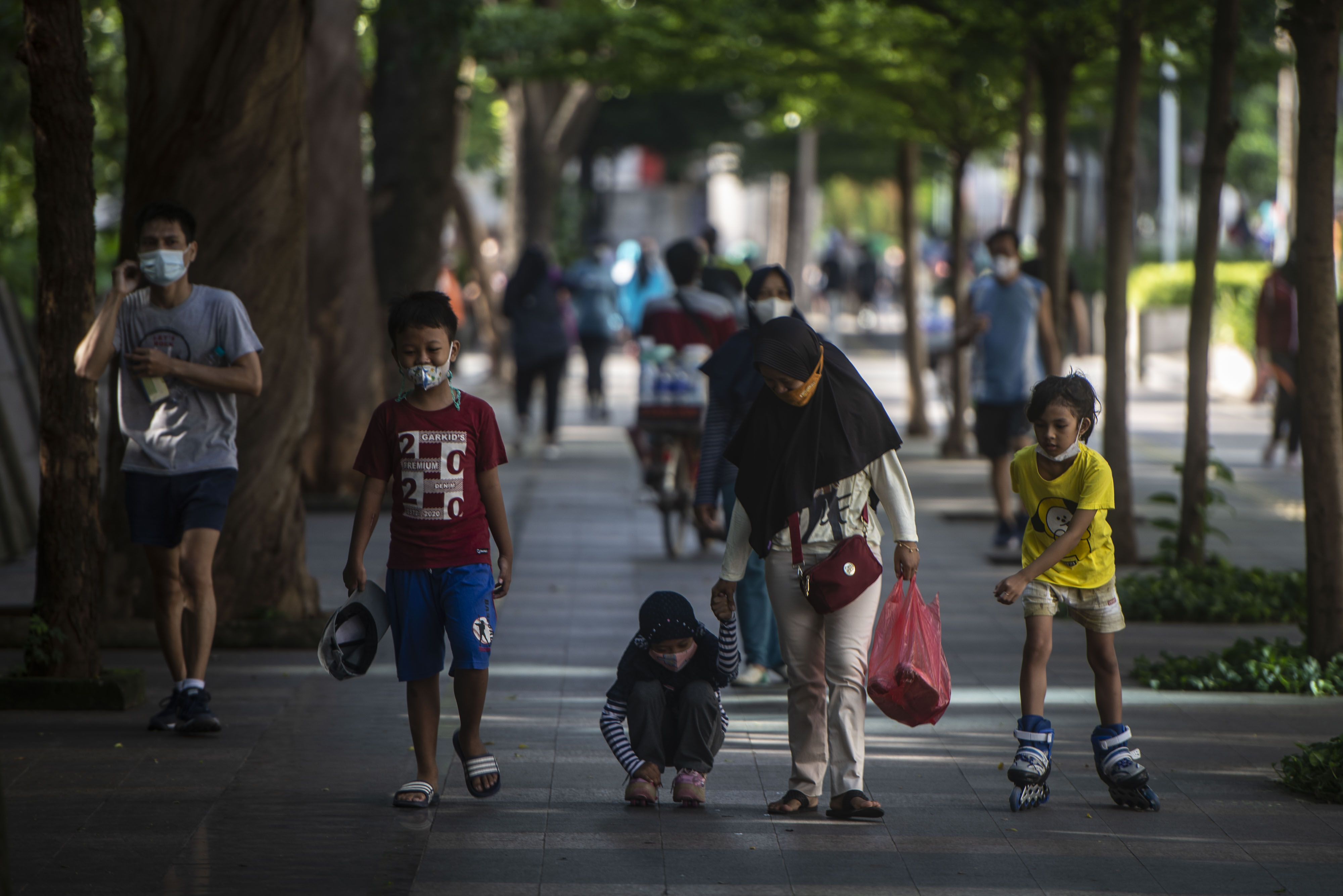 Warga berolahraga di jalur pedestrian Jalan Jenderal Sudirman, Jakarta, kemarin.