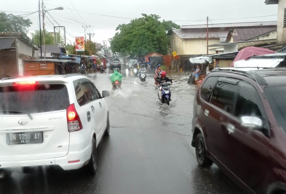 Sejumlah titik di Kota Pangkalpinang, Babel kebanjiran lagi setelah diguyur hujan sejak subuh, Selasa (4/1)
