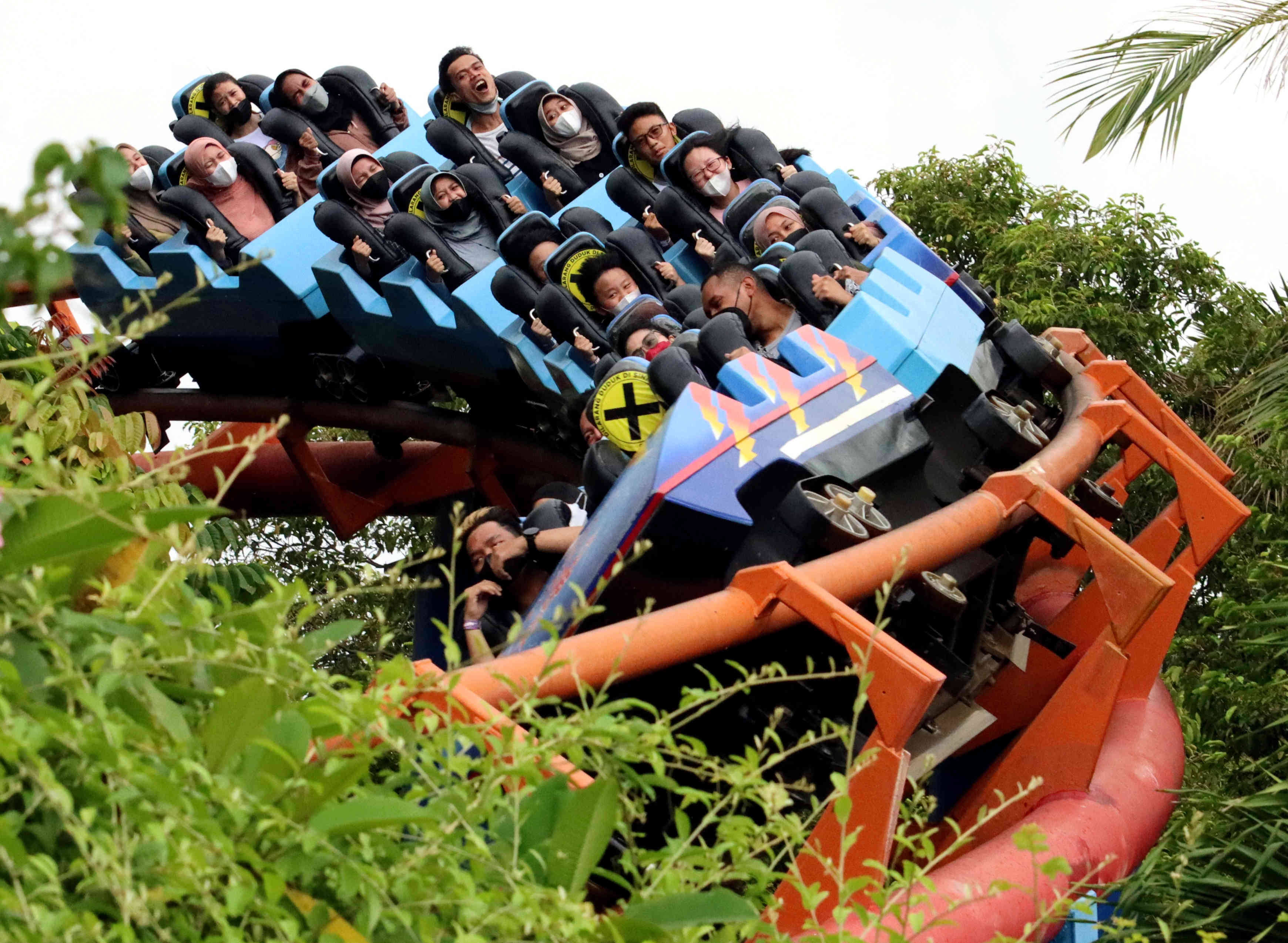 Warga mengunjungi kawasan Taman Impian Jaya Ancol saat libur Natal 2021