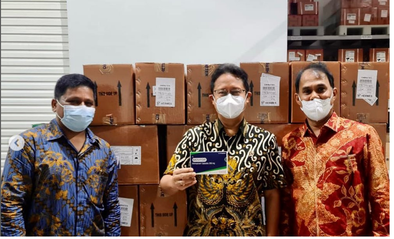Menteri Kesehatan Budi Gunadi Sadikin meresmikan pabrik PT Amarox Pharma Global di Cikarang Pusat, Kabupaten Bekasi, Jumat (14/1).