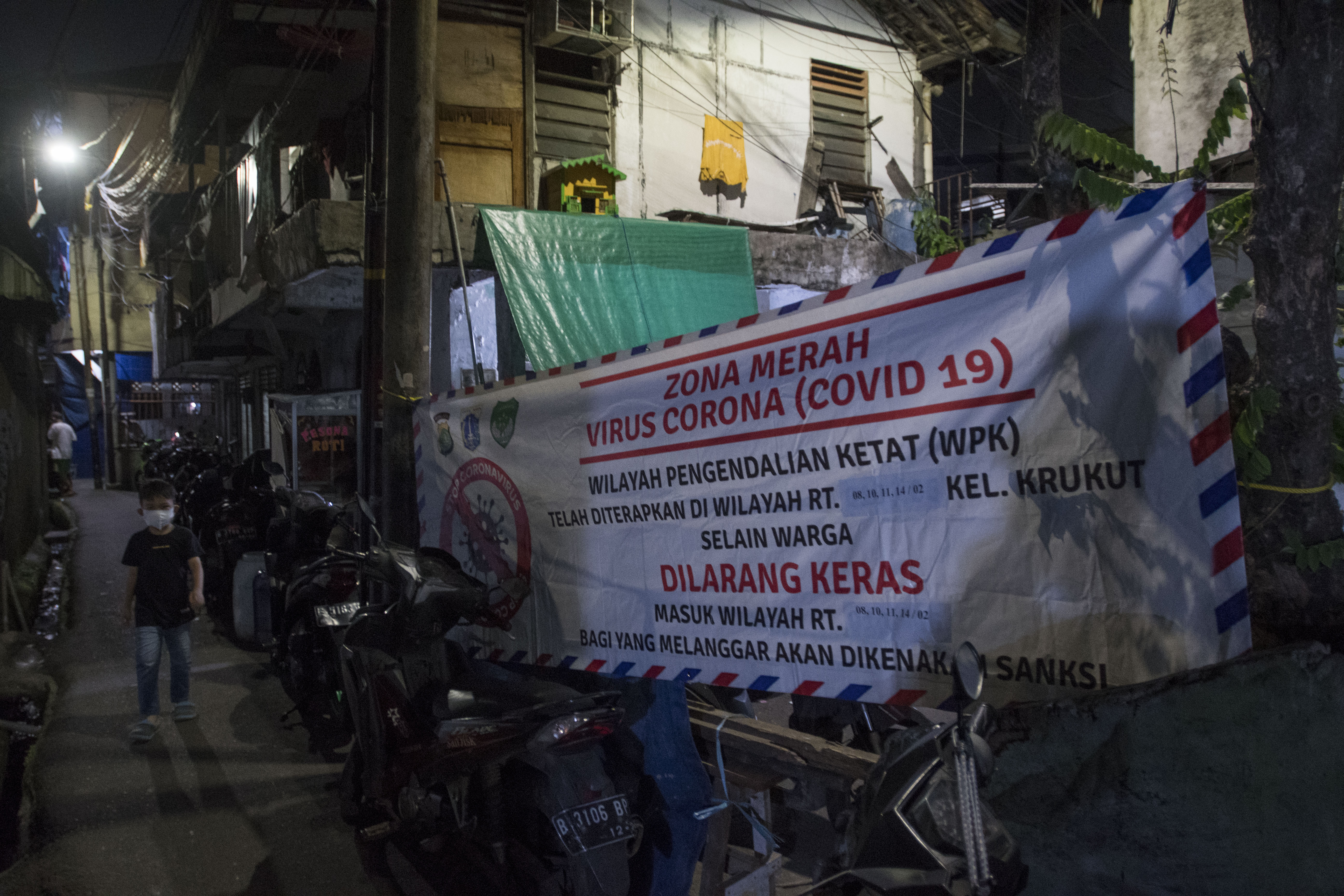 Penerapan Micro lockdwon di sejumlah wilayah di Krukut, Jakarta, akibat kasus Covid-19 Omikron