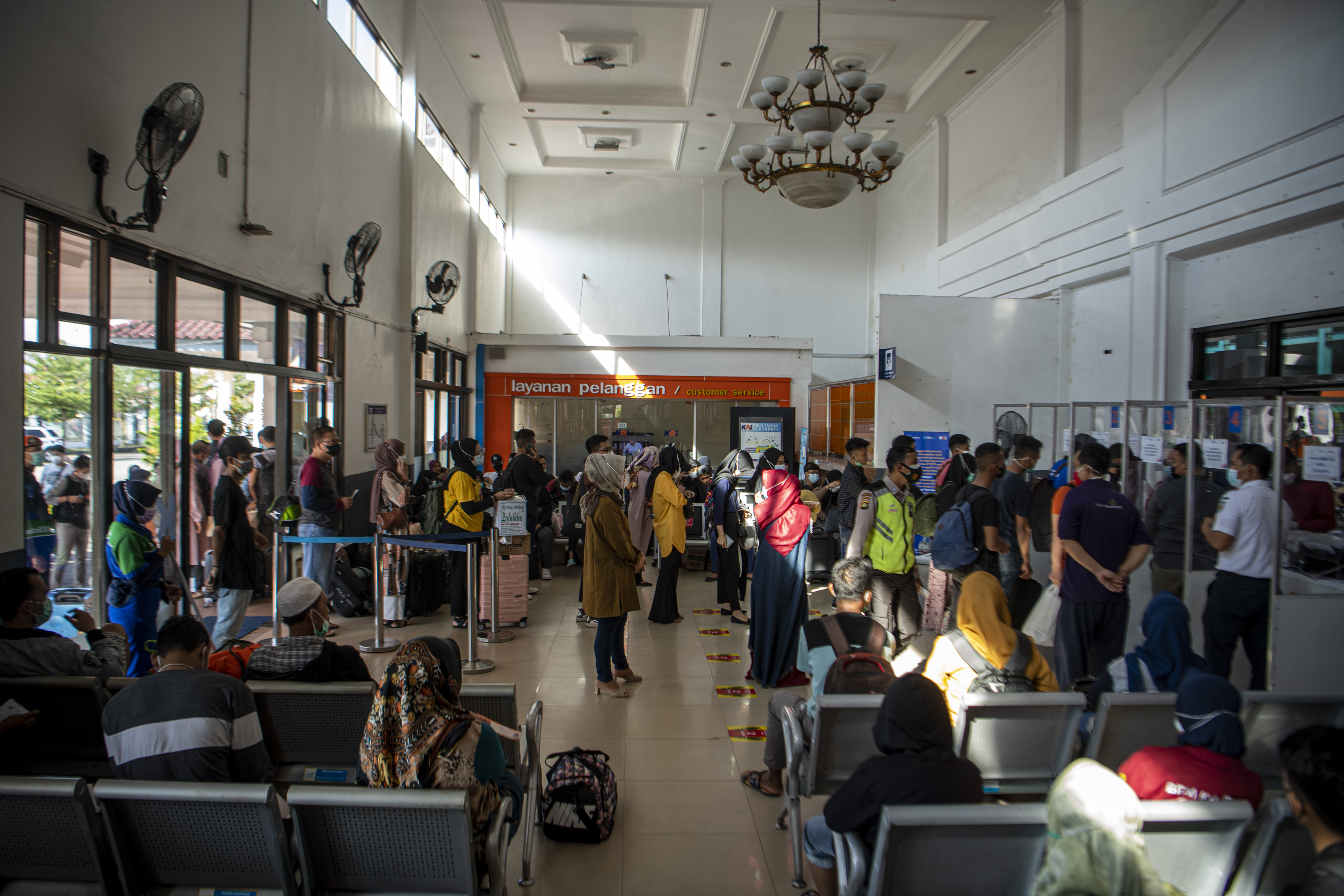 Calon penumpang kereta api mengantri di loket.
