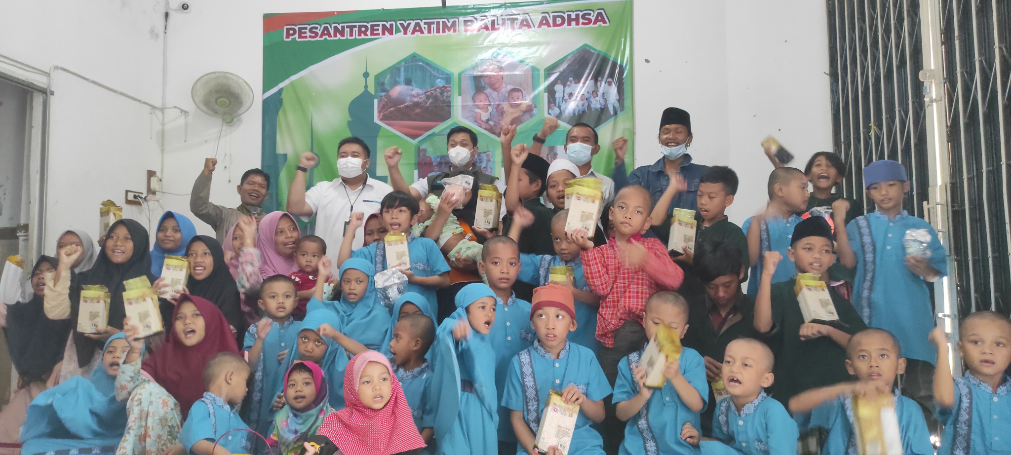 Direksi Bulog berfoto bersama anak-anak yatim di Sukoharjo, Tengah, sesuai menyerahkan sumbangan beras dan uang tunai