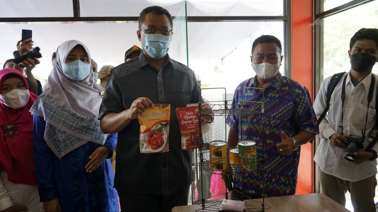 Gubernur NTB H Zulkieflimansyah menunjukkan Sate Rembiga Goyang Lidah milik UMKM NTB