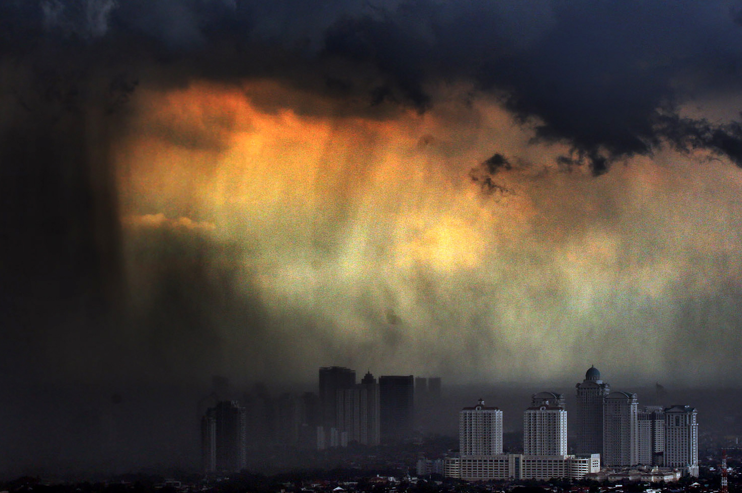 Ilustrasi: Awan hitam di atas kawasan Jakarta Selatan