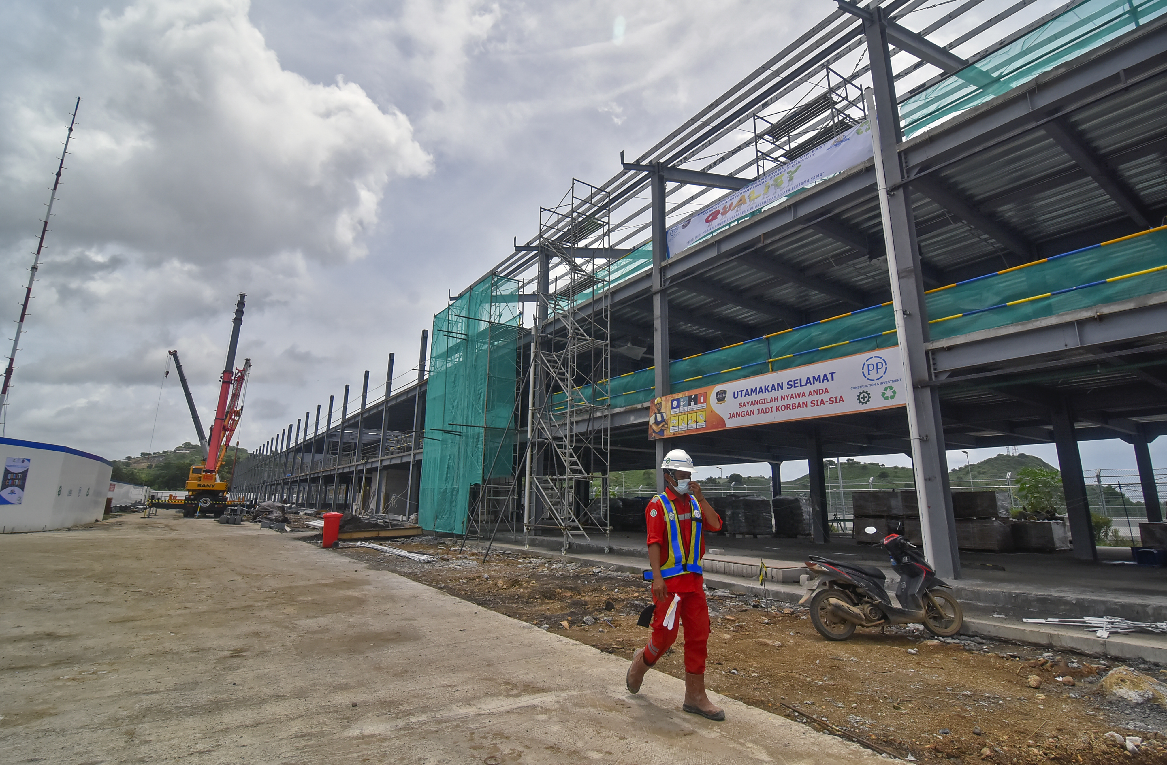 Pekerja melintas di area tribun penonton Hospitality Suites VIP Village Sirkuit Mandalika di Desa Kuta, Lombok Tengah, NTB.