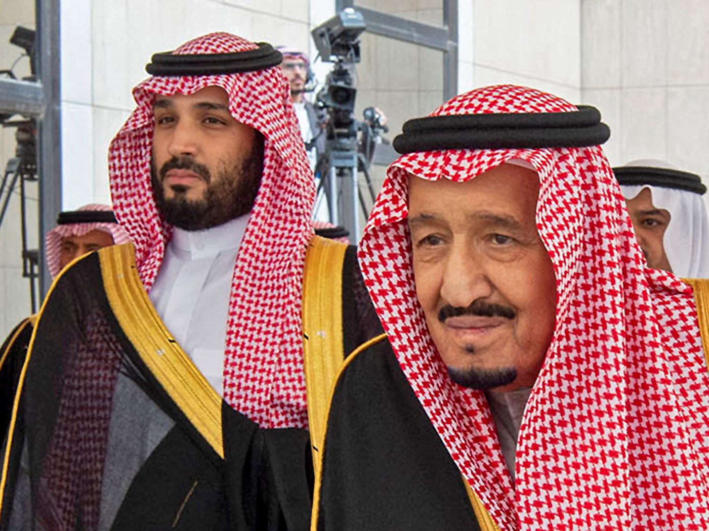 Raja Saudi Salman bin Abdulaziz (kanan) dan Putra Mahkota Mohammed bin Salman.