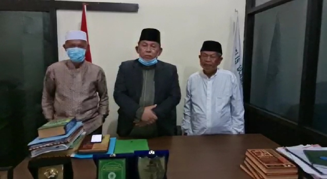 Ketua Umum Majelis Ulama Indonesia (MUI) Kabupaten Garut KH Sirojul Munir yang didampingi Ketua Komisi Fatwa KH Ubun Bunyamin.