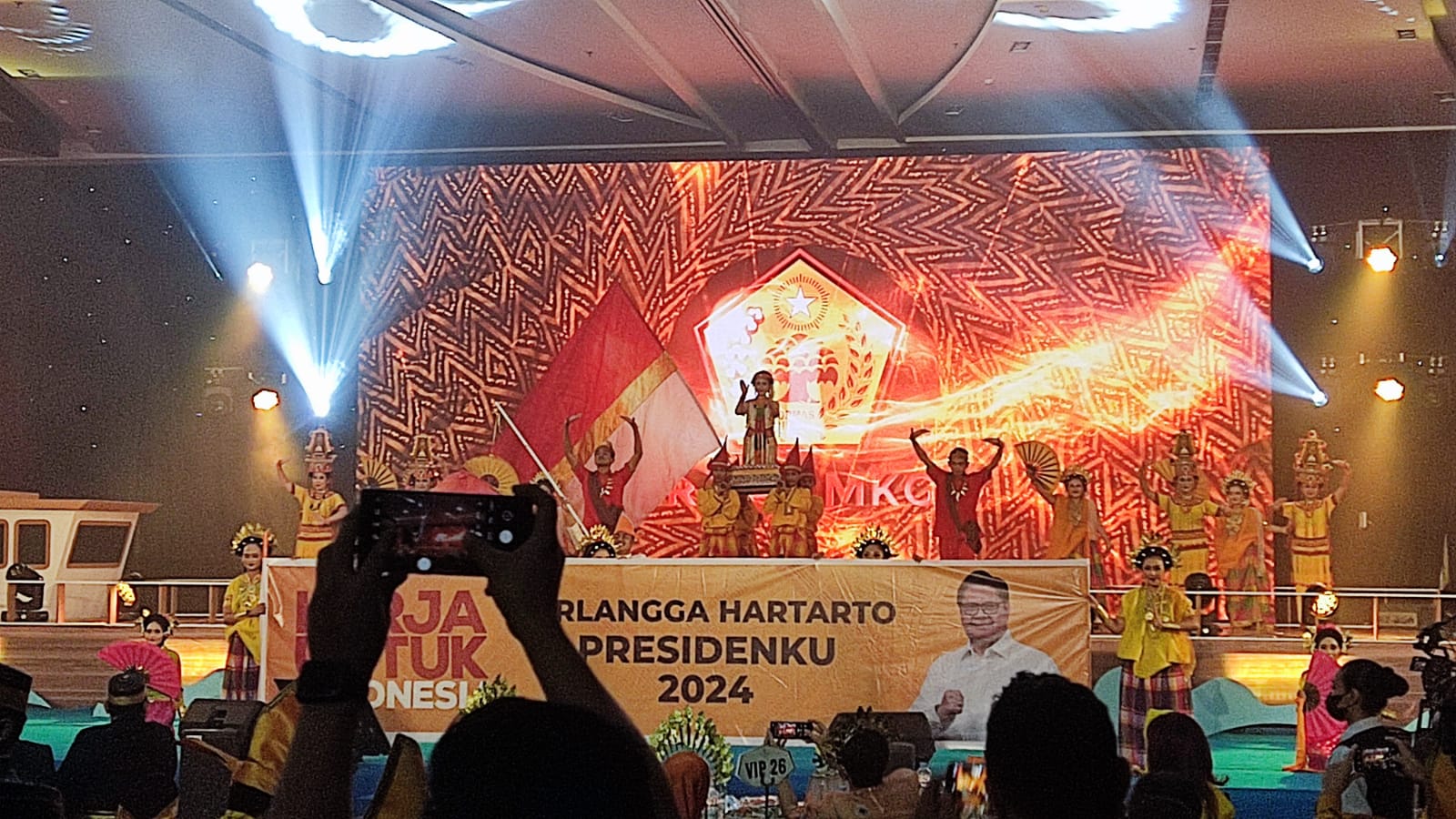 Spanduk bertuliskan Airlangga Hartarto Presidenku 2024 muncul di acara perayaan HUT MKGR di Makassar.