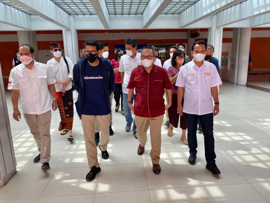 Menparekraf Sandiaga Uno dan Kepala Perwakilan BI Bali Trisno Nugroho meninjau festival UMKM di Bandara Ngurah Rai, Bali.