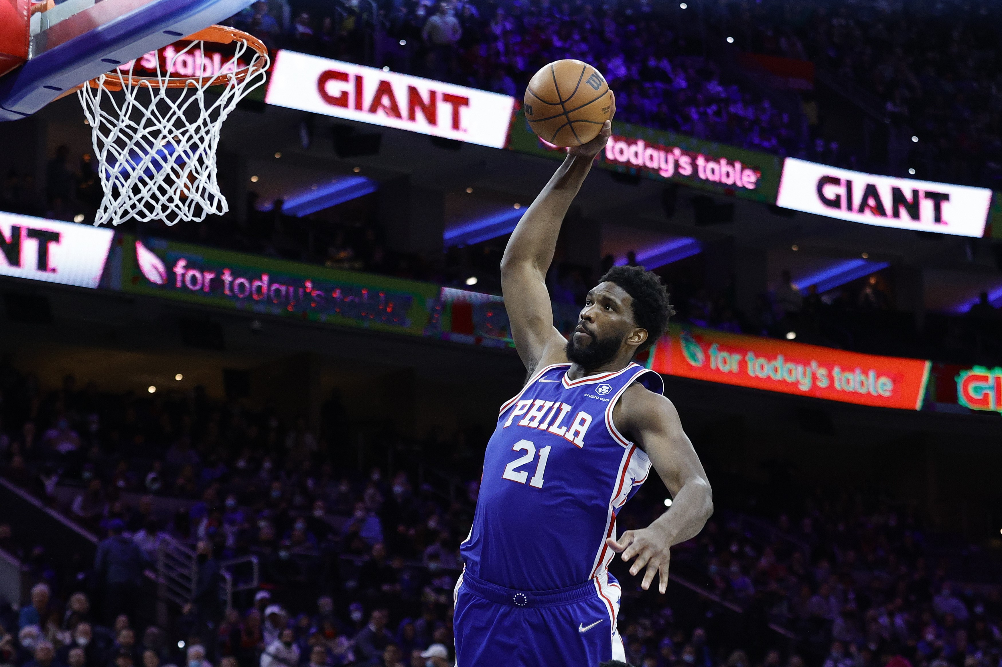 Aksi pemain  Philadelphia 76ers, Joel Embiid, saat melakukan dunk.