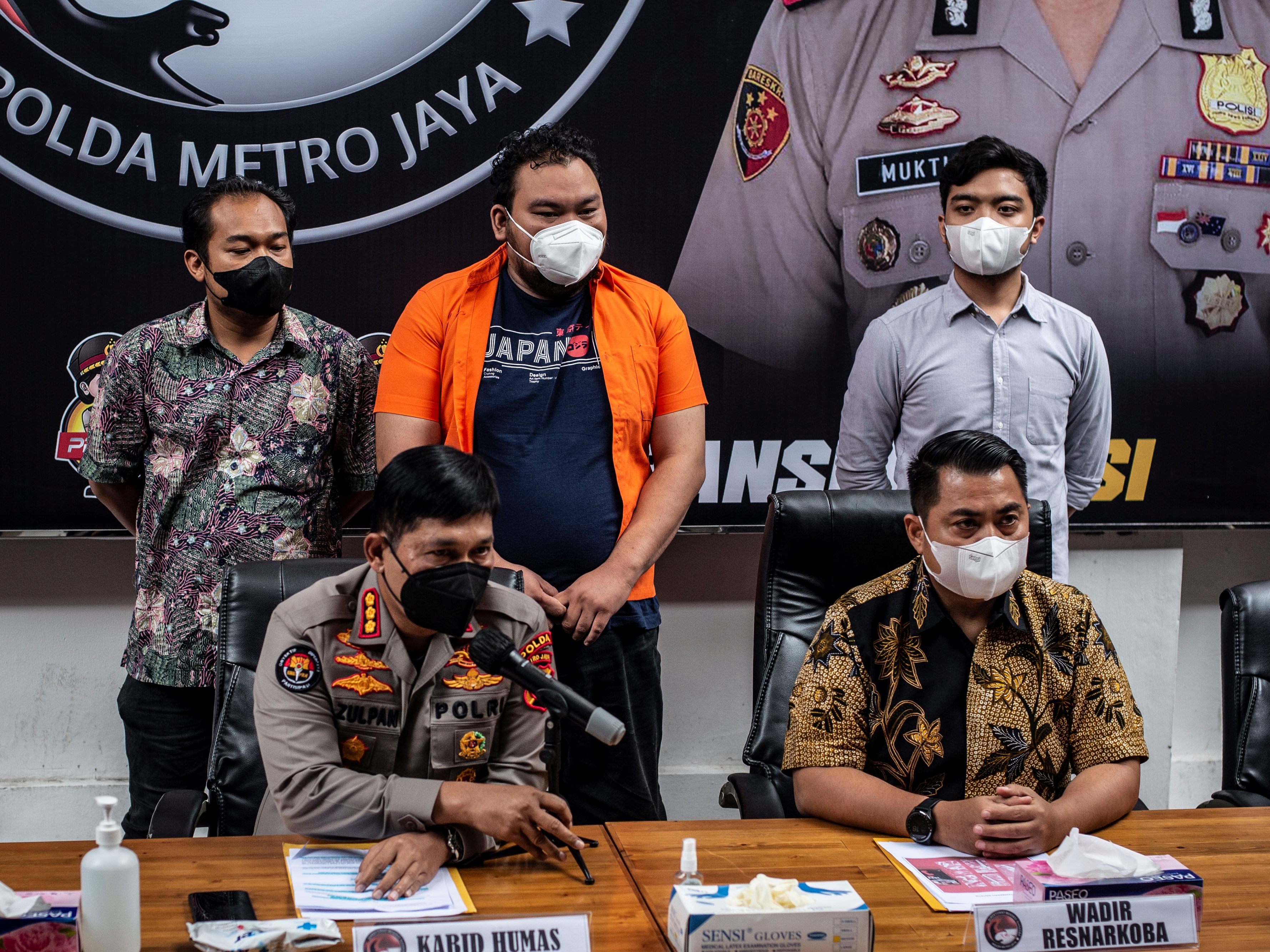 Fico Fachriza berkemeja oranye.