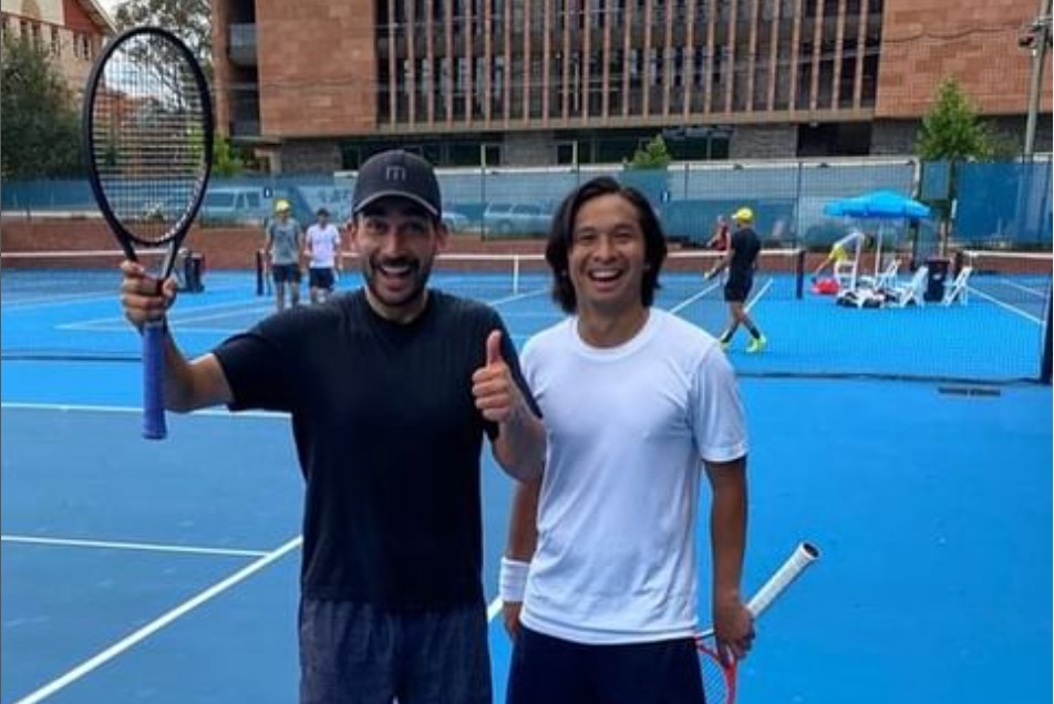 Petenis Indonesia Christopher Rungkat (kanan) dan Treat Huey berlatih menjelang tampil di Australia Terbuka. 