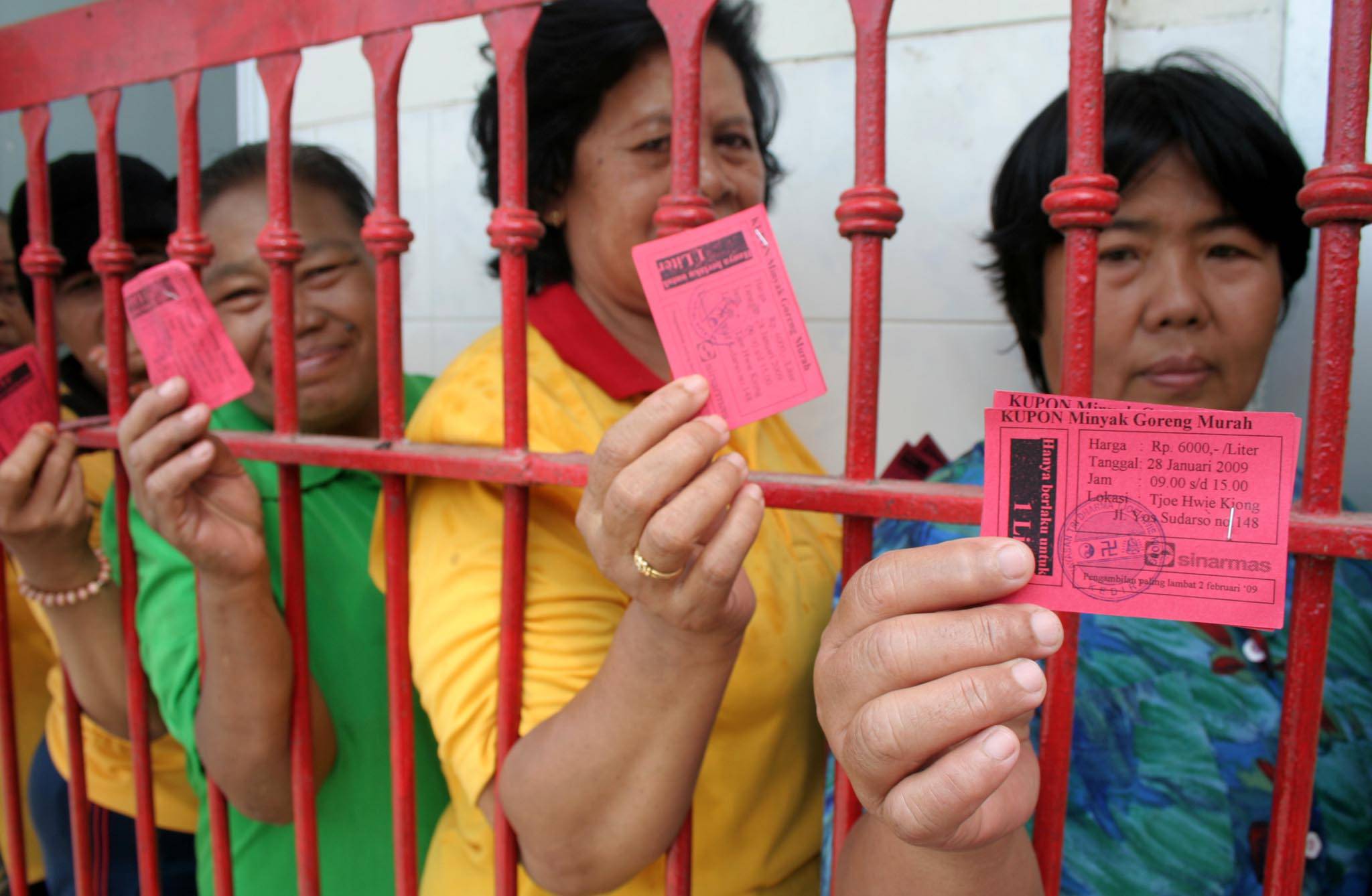 Warga yang memiliki kupon pembelian minyak goreng (migor) mengantre dalam operasi pasar yang digelar pemerintah beberapa waktu lalu.