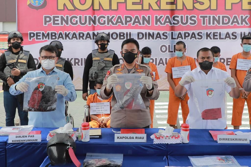 Kapolda Riau Irjen Mohammad Iqbal (tengah) memperlihatkan barang bukti kejahatan