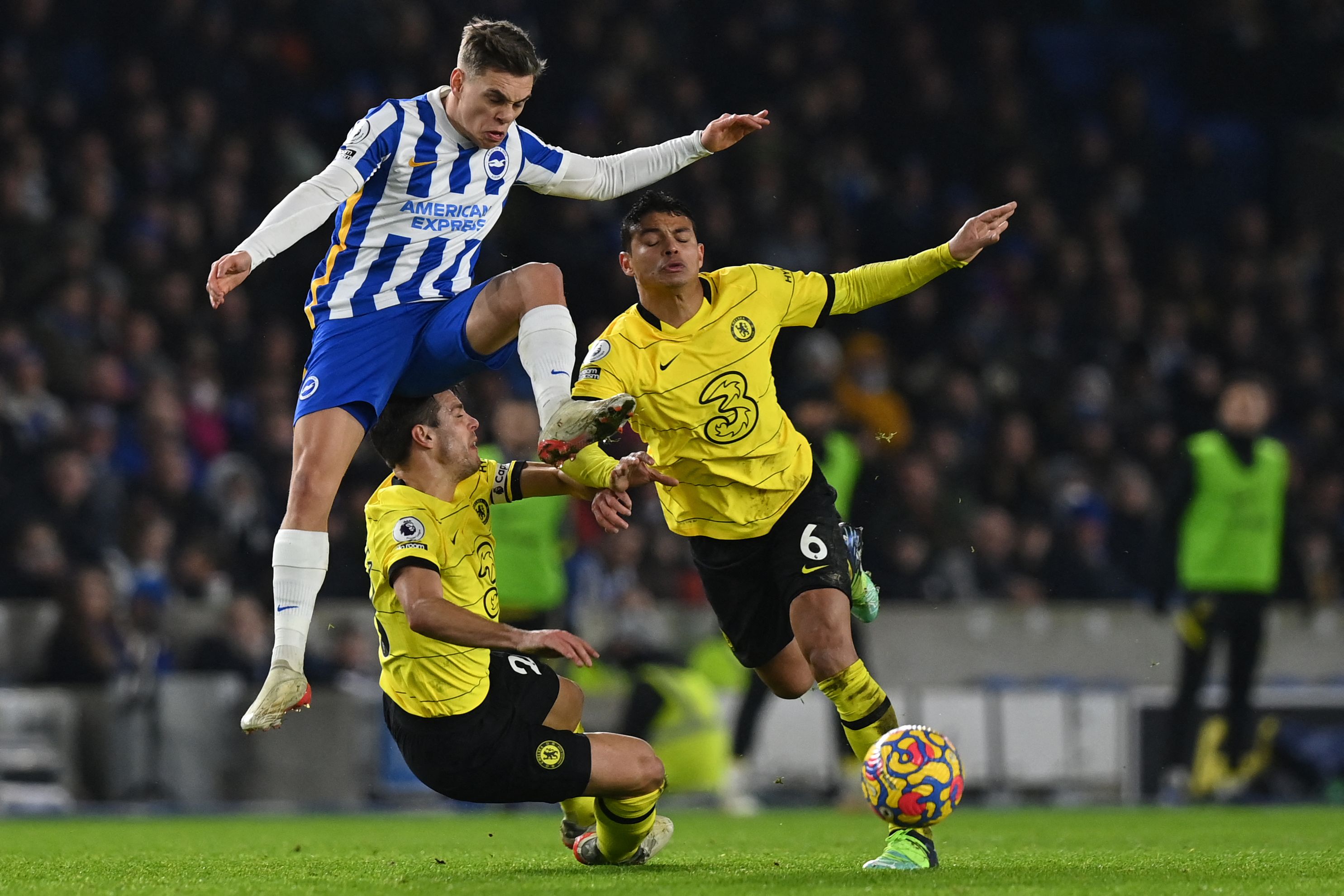 Laga Liga Primer Inggris antara Brighton and Hove Albion dan Chelsea.