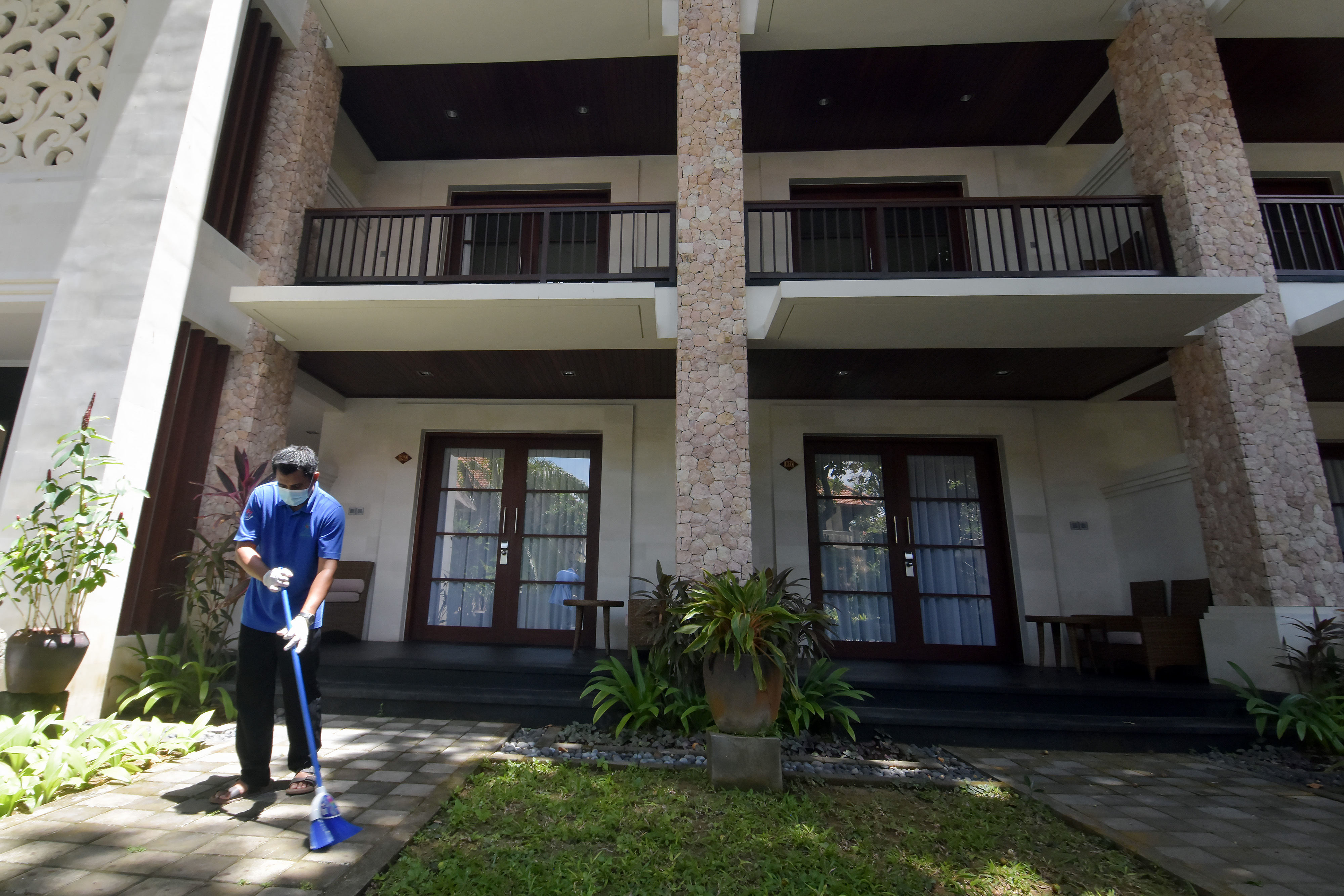 Petugas menyiapkan hotel karantina di Bali