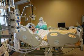 Seorang pekerja kesehatan merawat pasien covid-19 di ruang perawatan intensif.