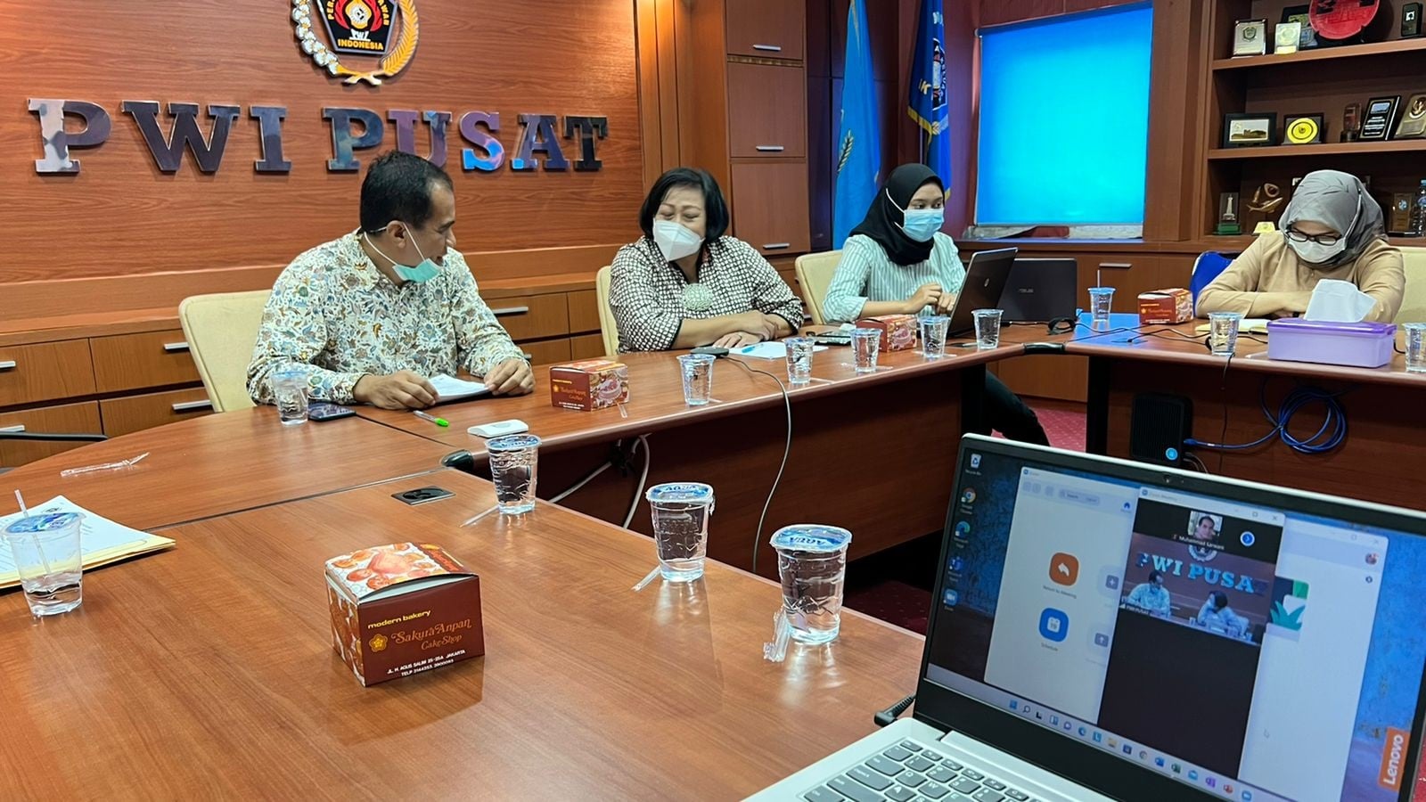 Ekonom sekaligus Founder Institute of Social Economic Digital  Sri Adiningsih (tengah)saat  FGD dalam menyambut Hari Pers Nasional.