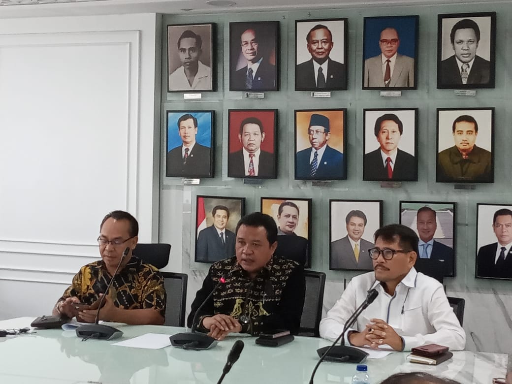 Ketua Panitia Penyelenggara Perayaan Natal Nasional Partai Gollar 2021 Lamhot Sinaga (tengah) dalam jumpa pers di Gedung DPR, Jakarta, Selas