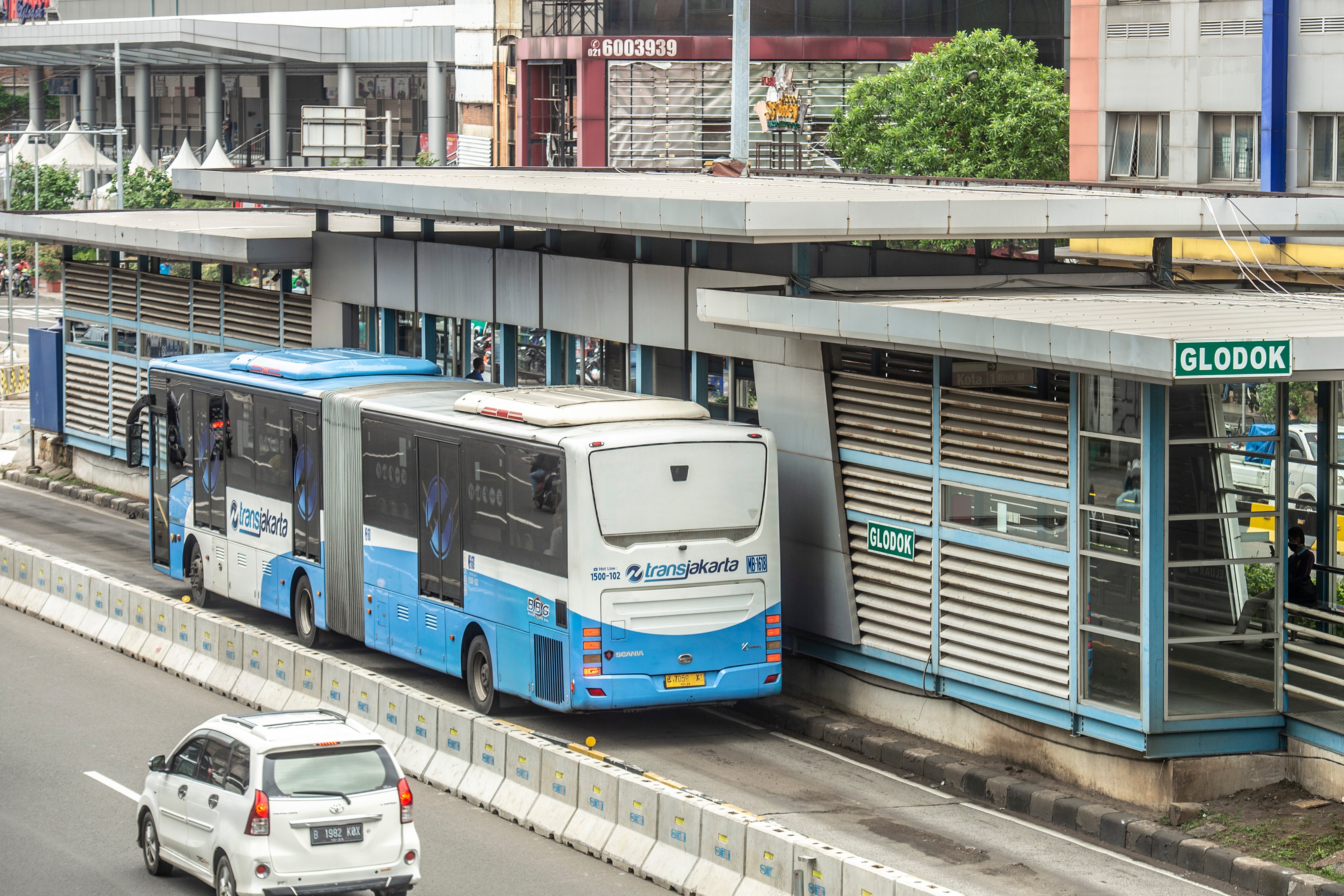 Ilustrasi--Transjakarta melintas di Halte Glodok, Jakarta.