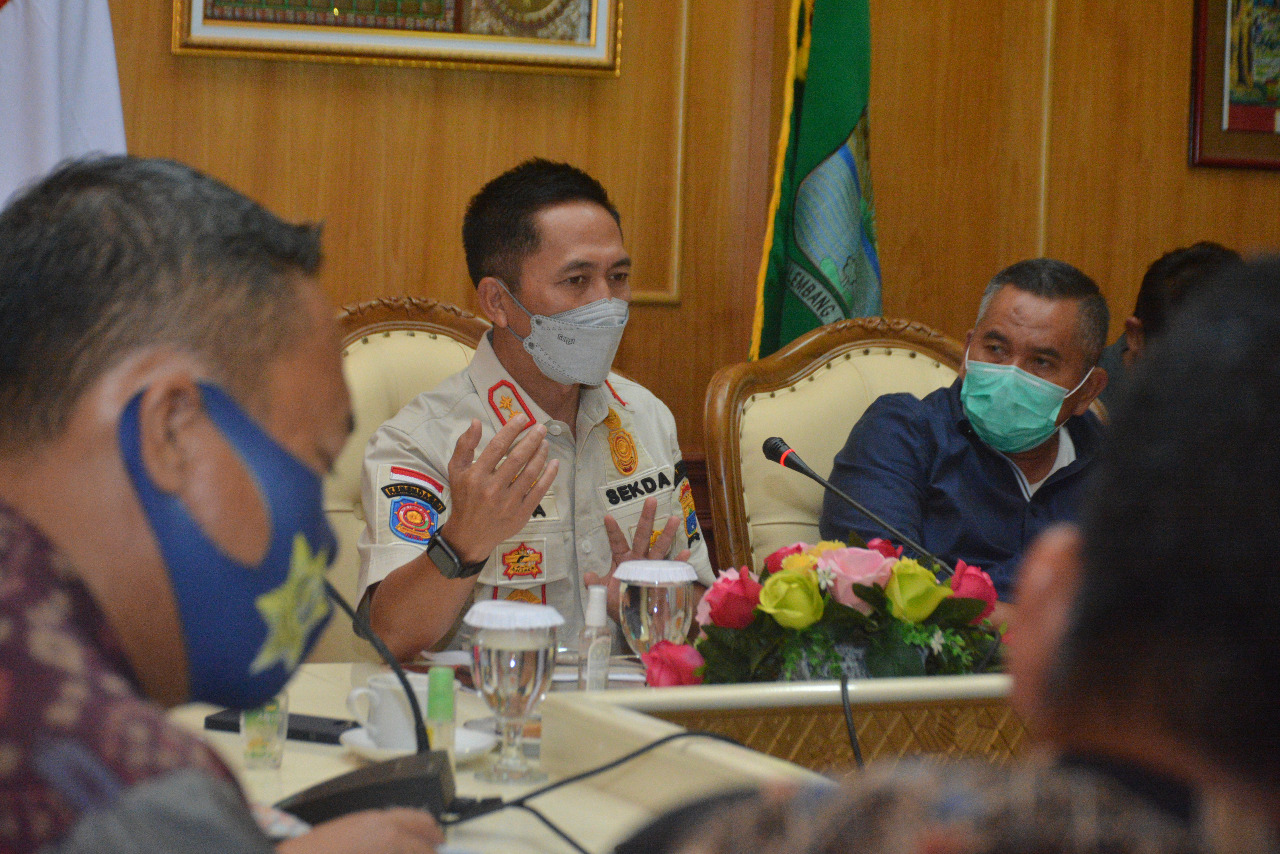 Sekda Palembang Ratu Dewa (tengah)