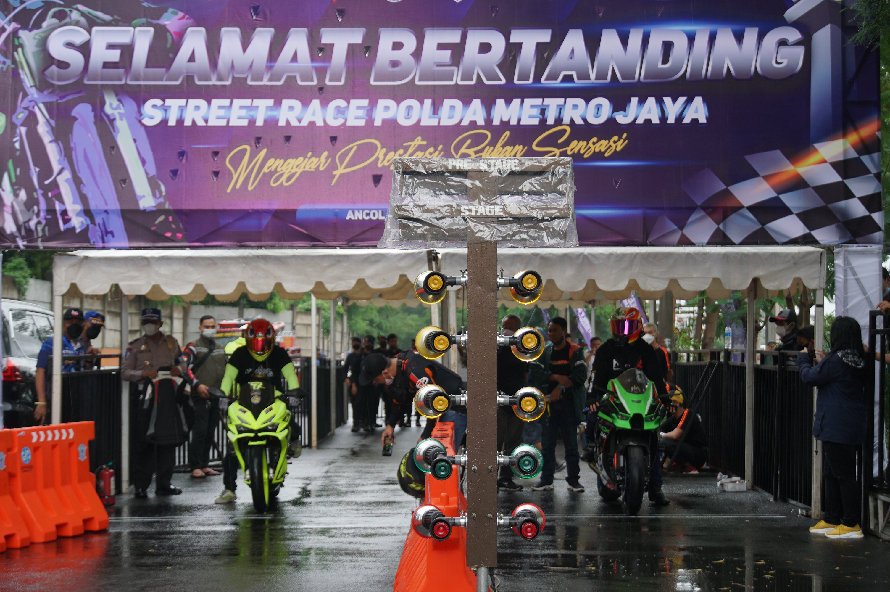 Peserta bersiap memacu sepeda motornya dalam Street Race Polda Metro Jaya di Ancol, Jakarta, Minggu (16/1/2022). 