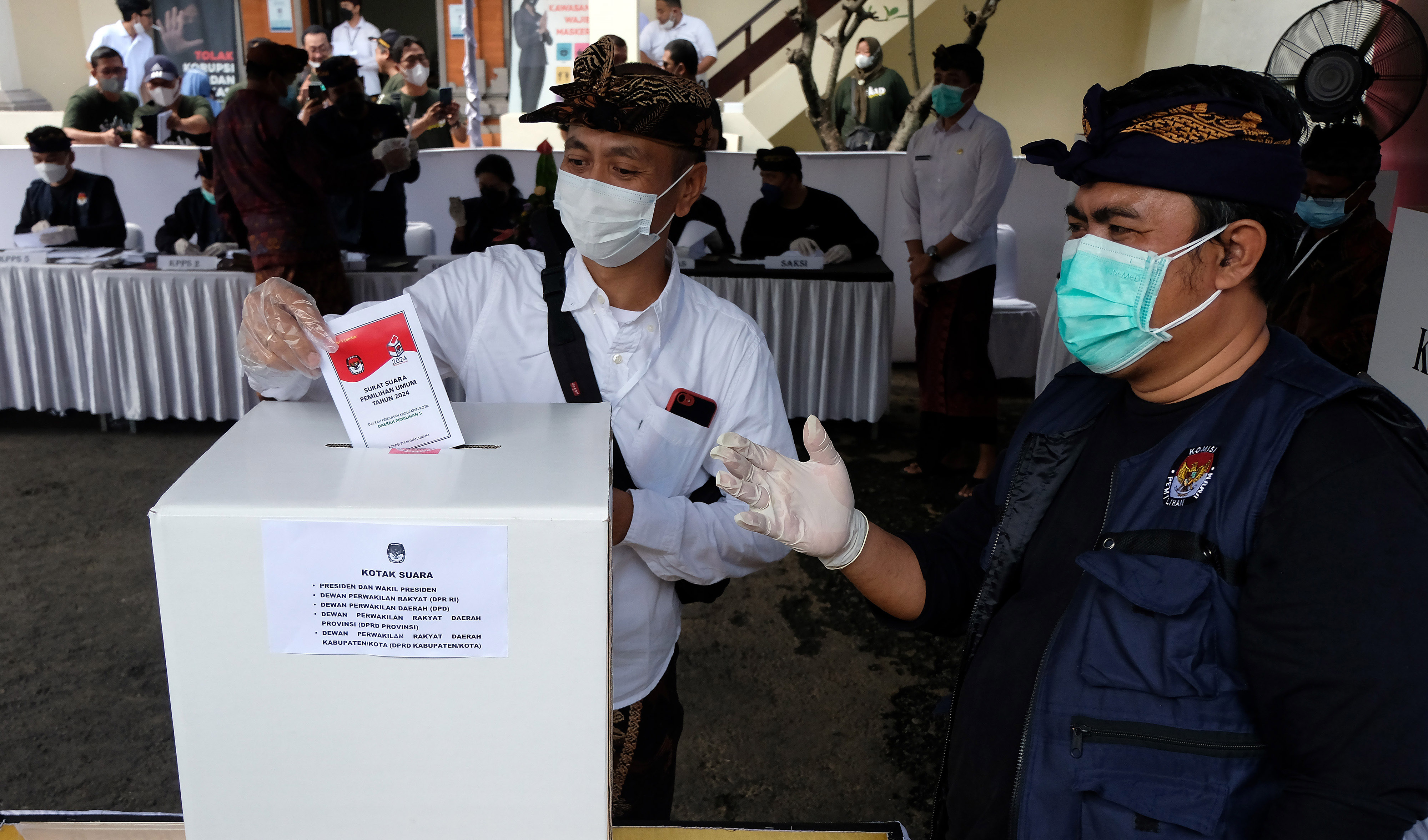 Simulasi penyederhanaan desain surat suara Pemilu 2024, di Denpasar, Bali,  Kamis (2/12/2021). 