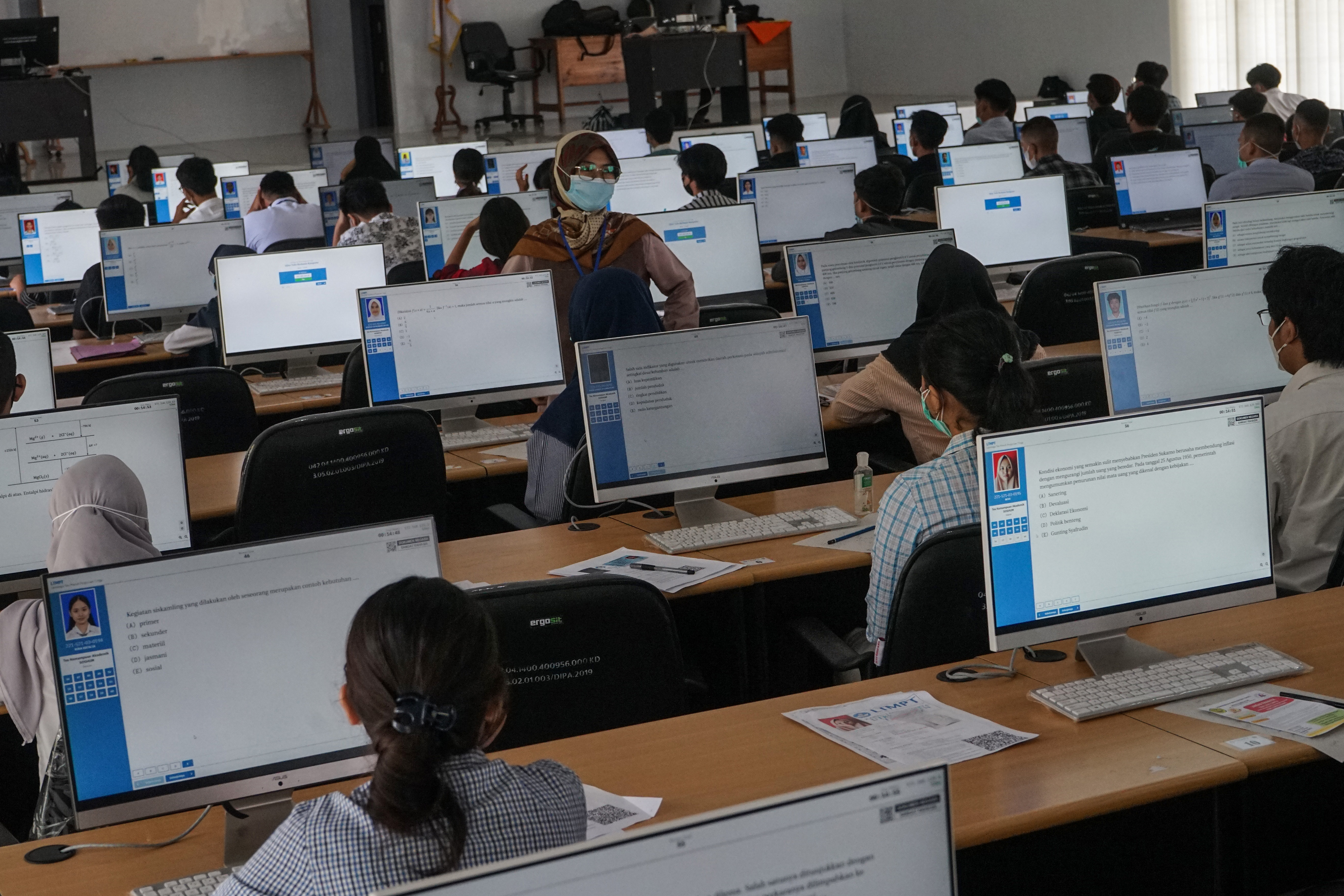 Petugas mengawasi UTBK-SBMPTN 2021 gelombang 1 di Universitas Palangkaraya, Kalimantan Tengah.