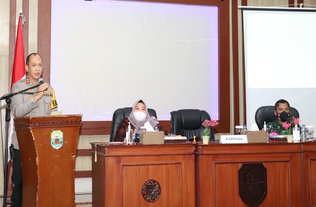 Kapolda Jambi  Inspektur Jenderal Albertus Rachmad Wibowo menyemangati percepatan vaksinasi di Muarojambi