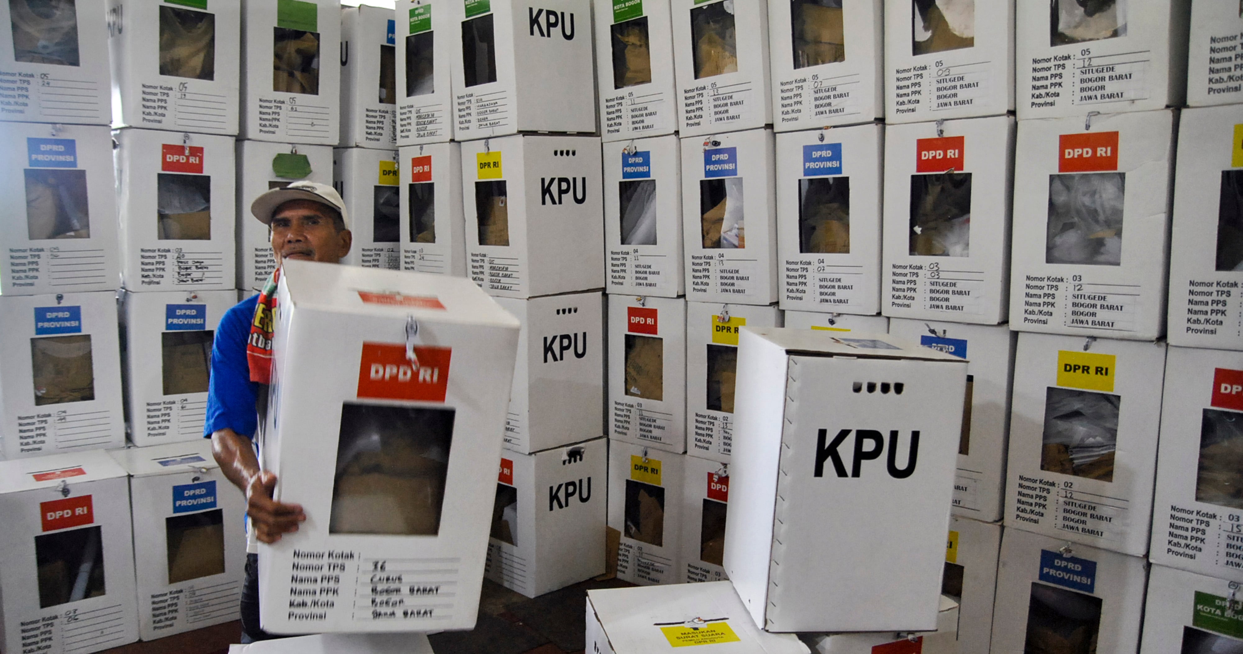 Petugas mengangkat logistik Pemilu 2019