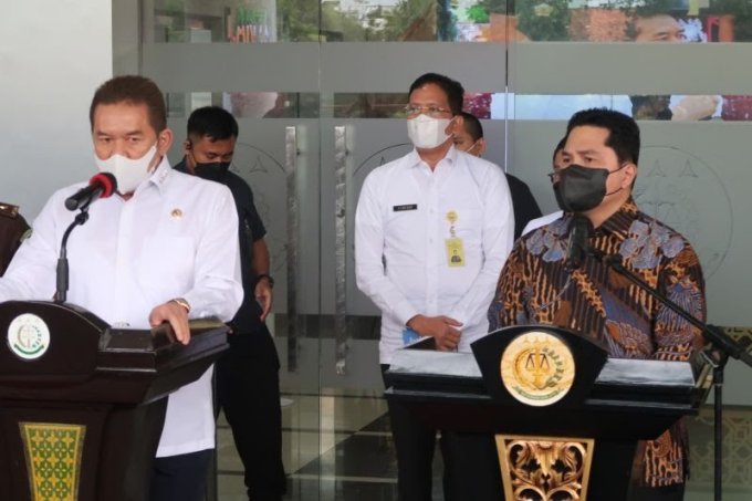 Menteri BUMN Erick Thohir (kanan) dan Jaksa Agung ST Burhanuddin 