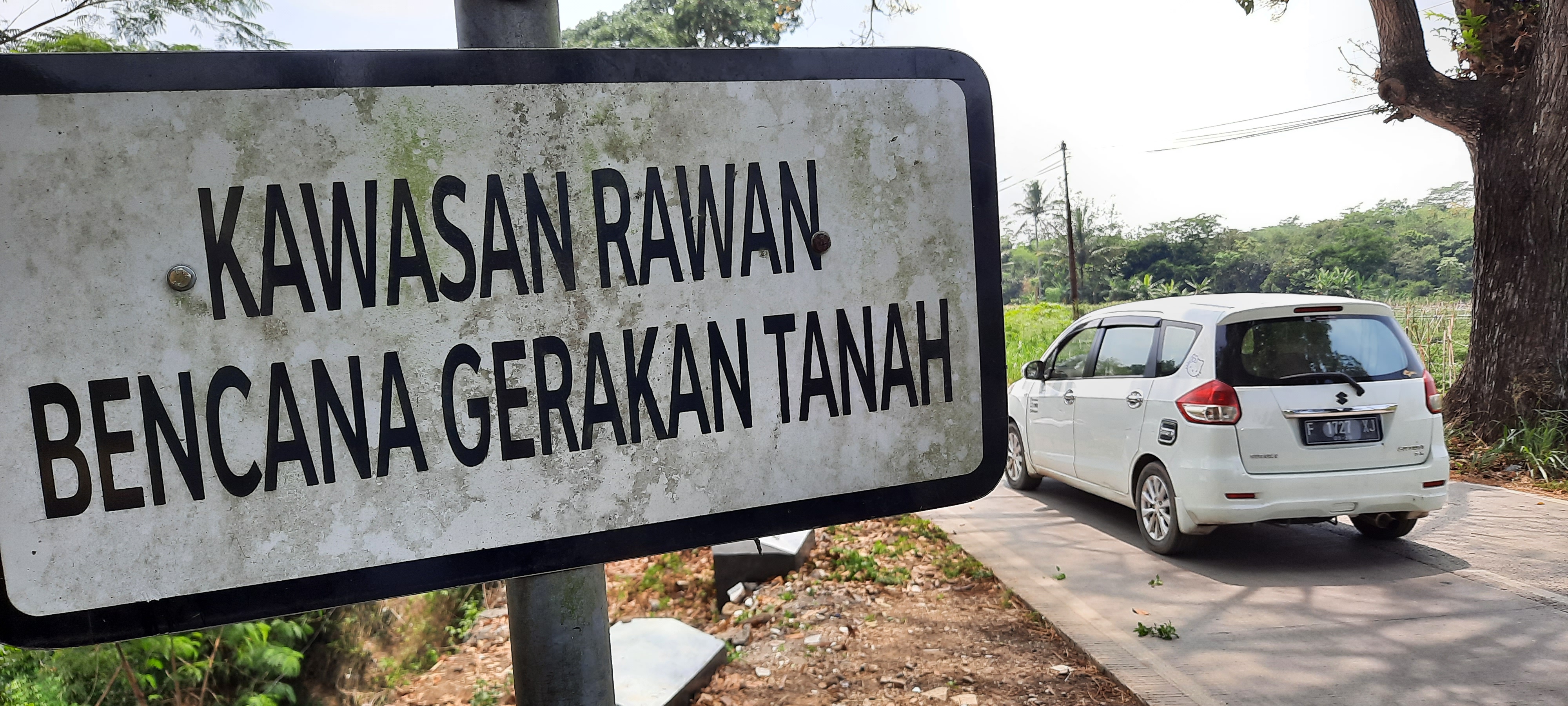 Ilustrasi: peringatan kawasan rawan longsor atau tanah bergerak