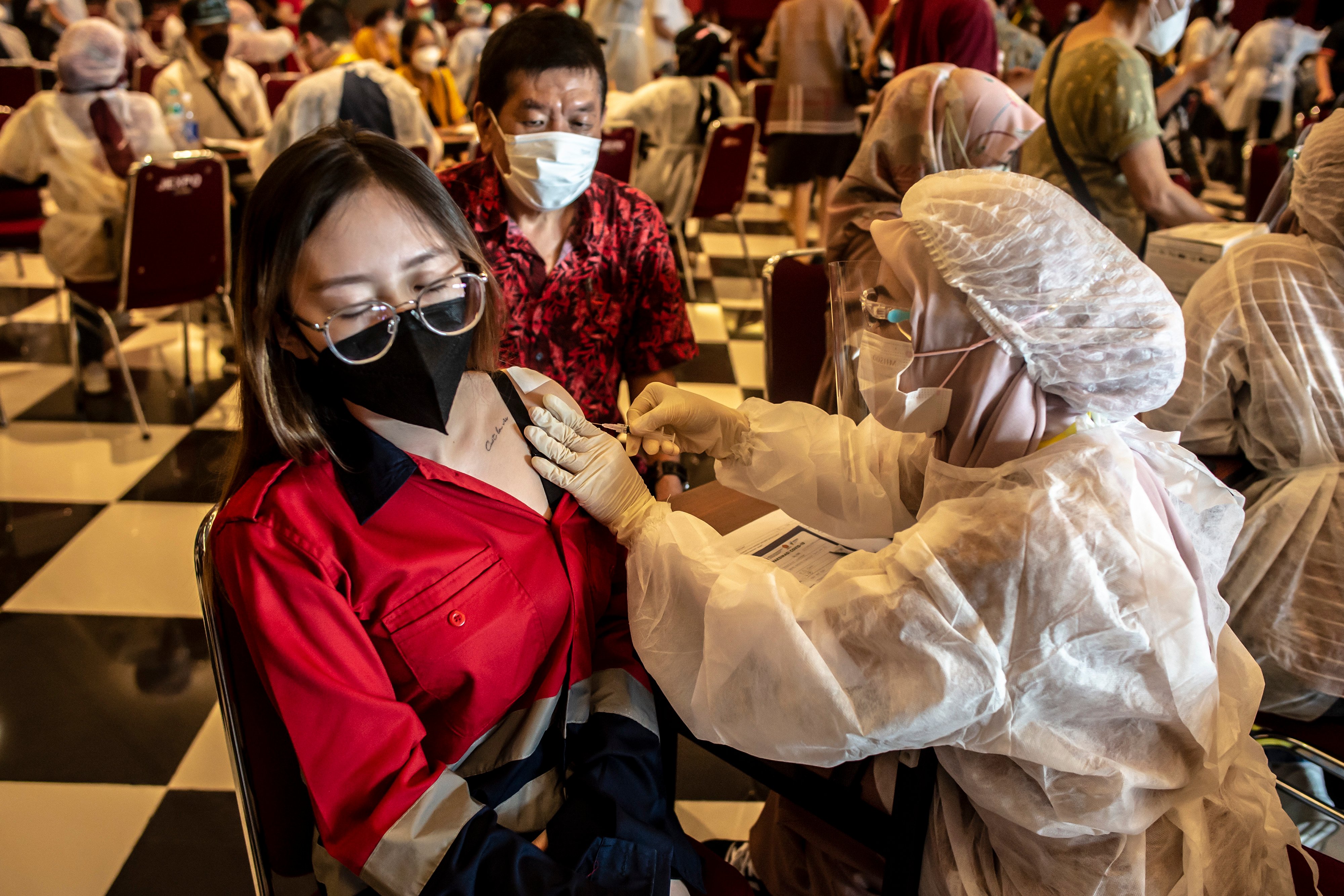 Warga melakukan vaksinasi ketiga