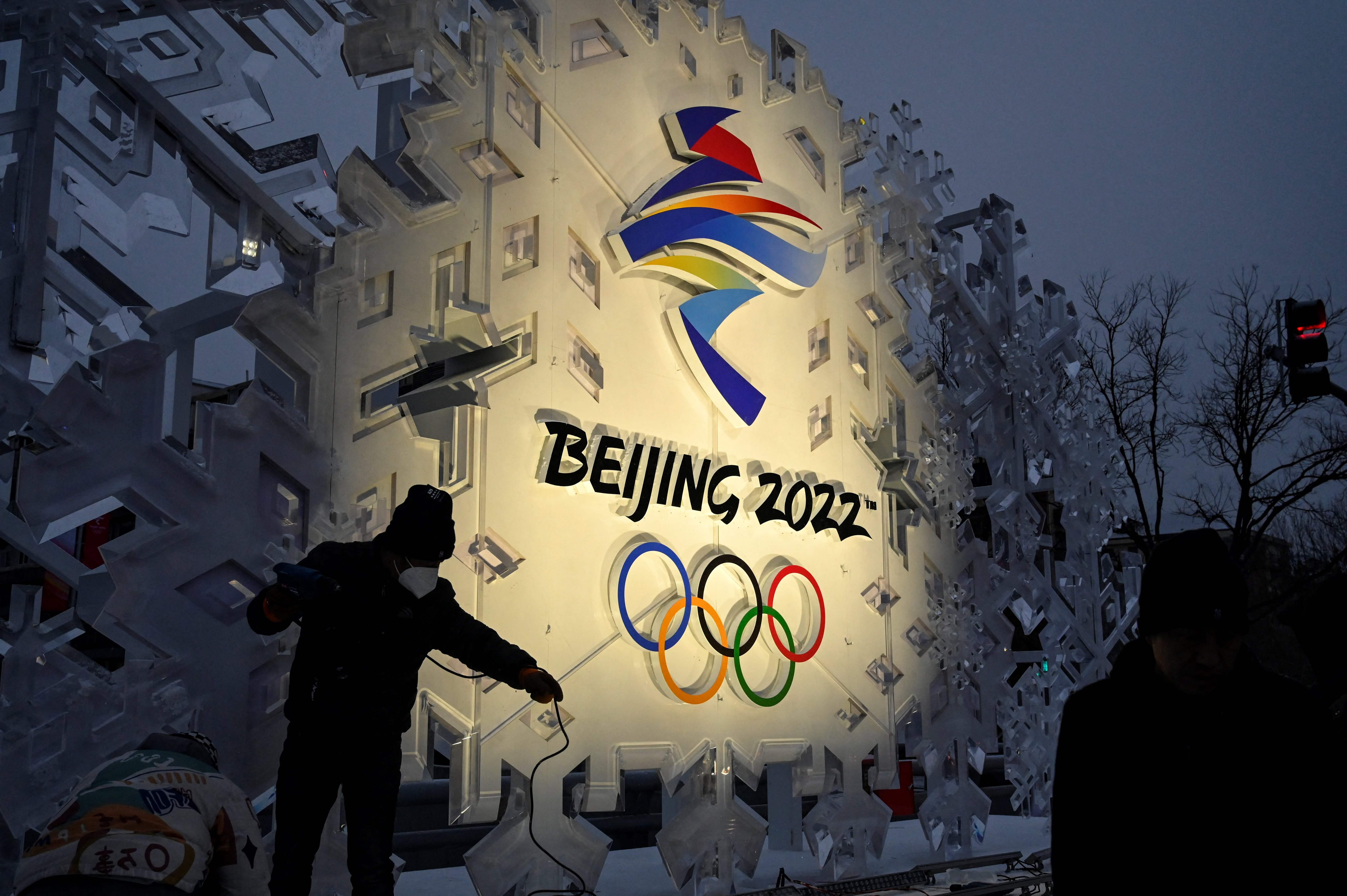 Petugas memasang instalasi logo Olimpiade Beijing 2022 di Beijing, Tiongkok. 