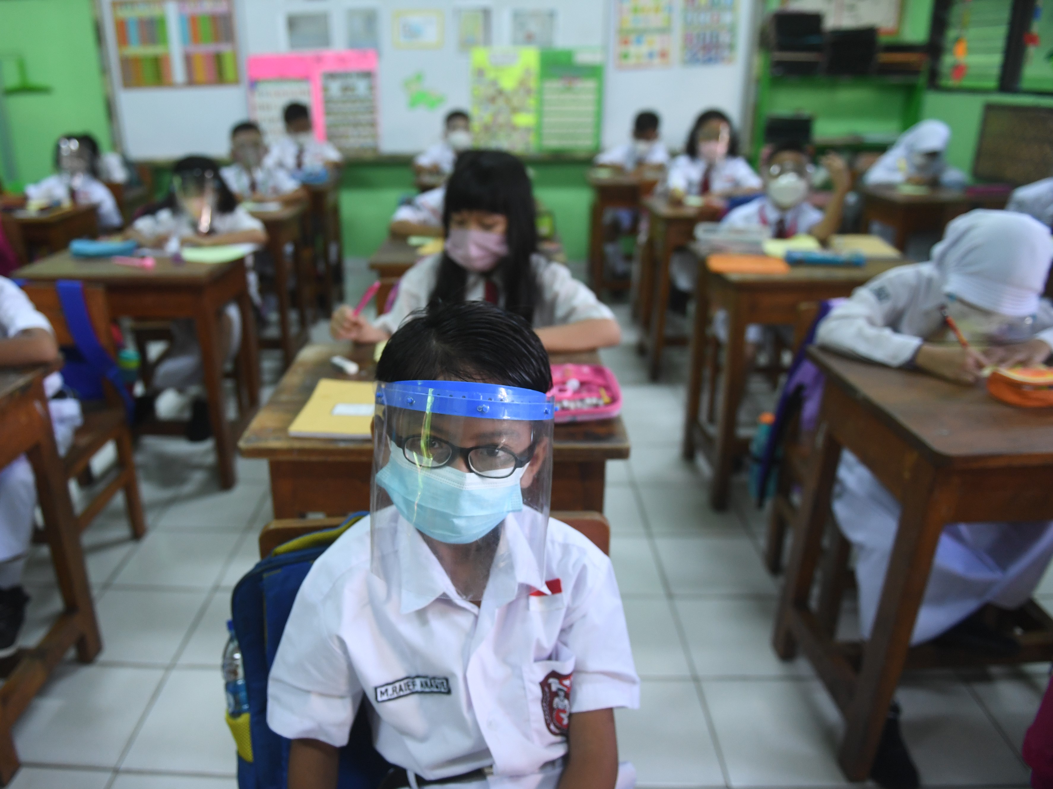 Siswa mengikuti pembelajaran tatap muka (PTM) di SDN 08 Kenari jakarta, Senin (3/1/2022). 