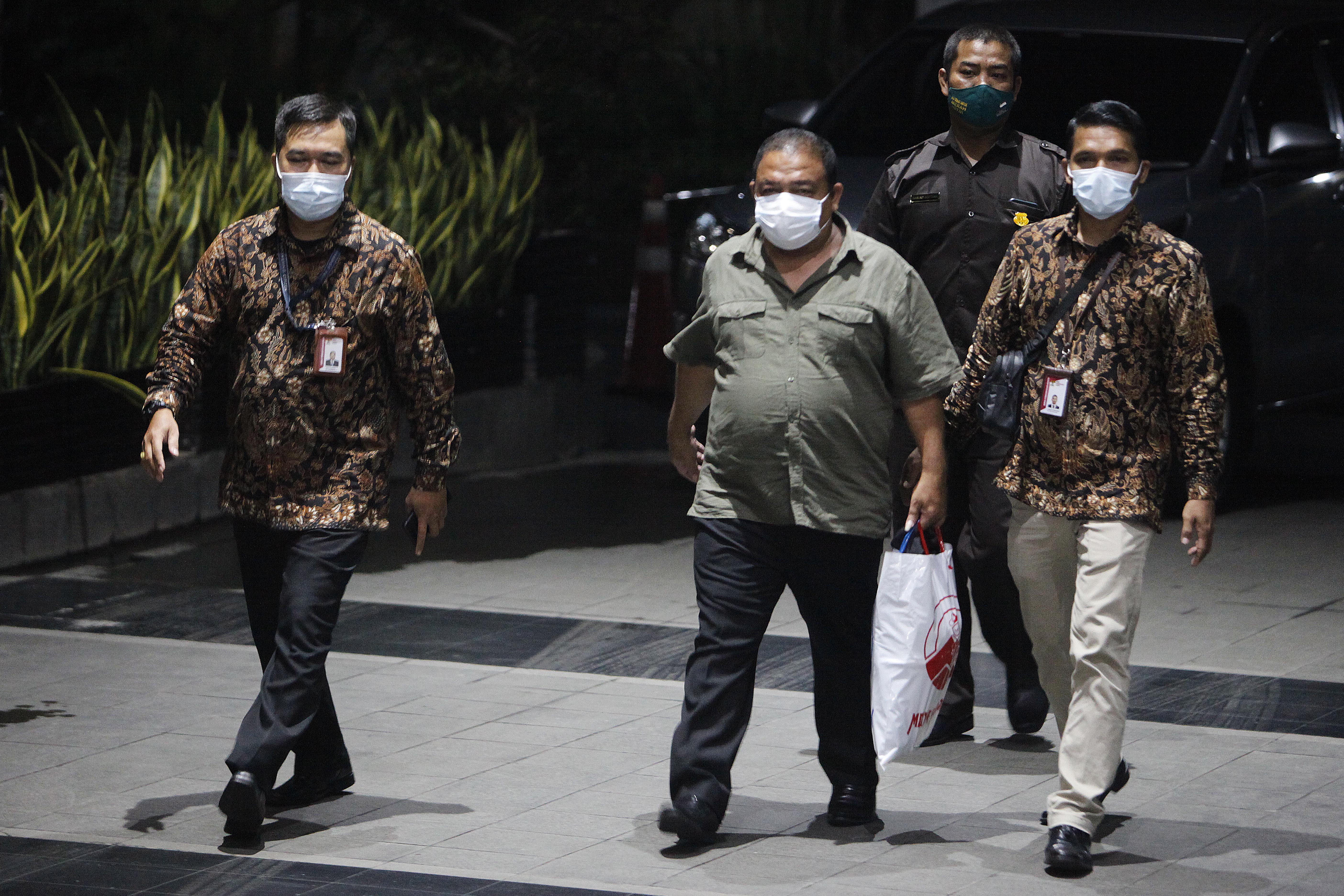 Bupati Langkat Terbit Rencana Perangin-angin (tengah) dikawal petugas masuk untuk menjalani pemeriksaan di KPK.